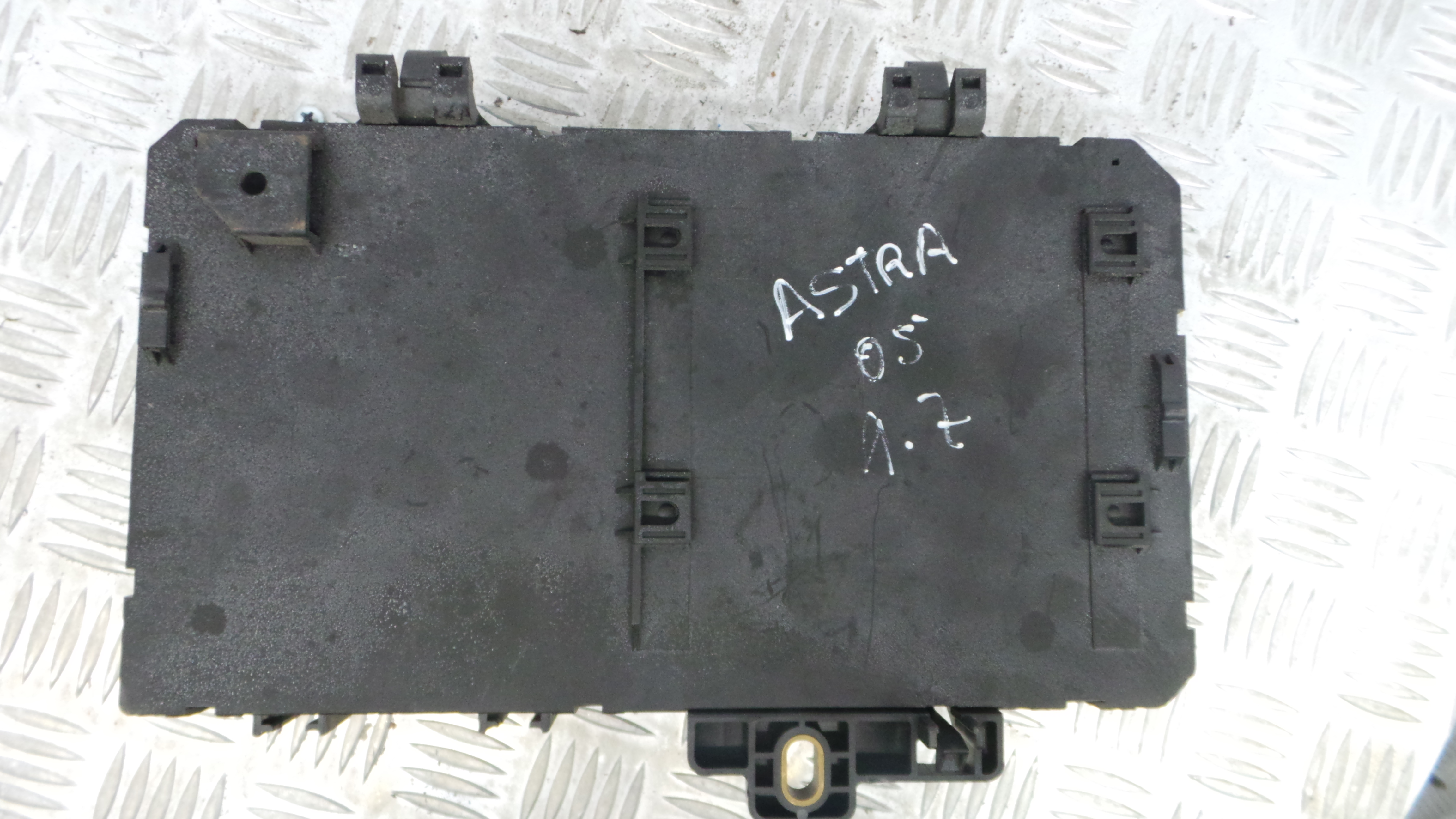 Caixa dos Fusíveis / BSI / UCH / SAM 13180775 - OPEL ASTRA H (A04)-33150635