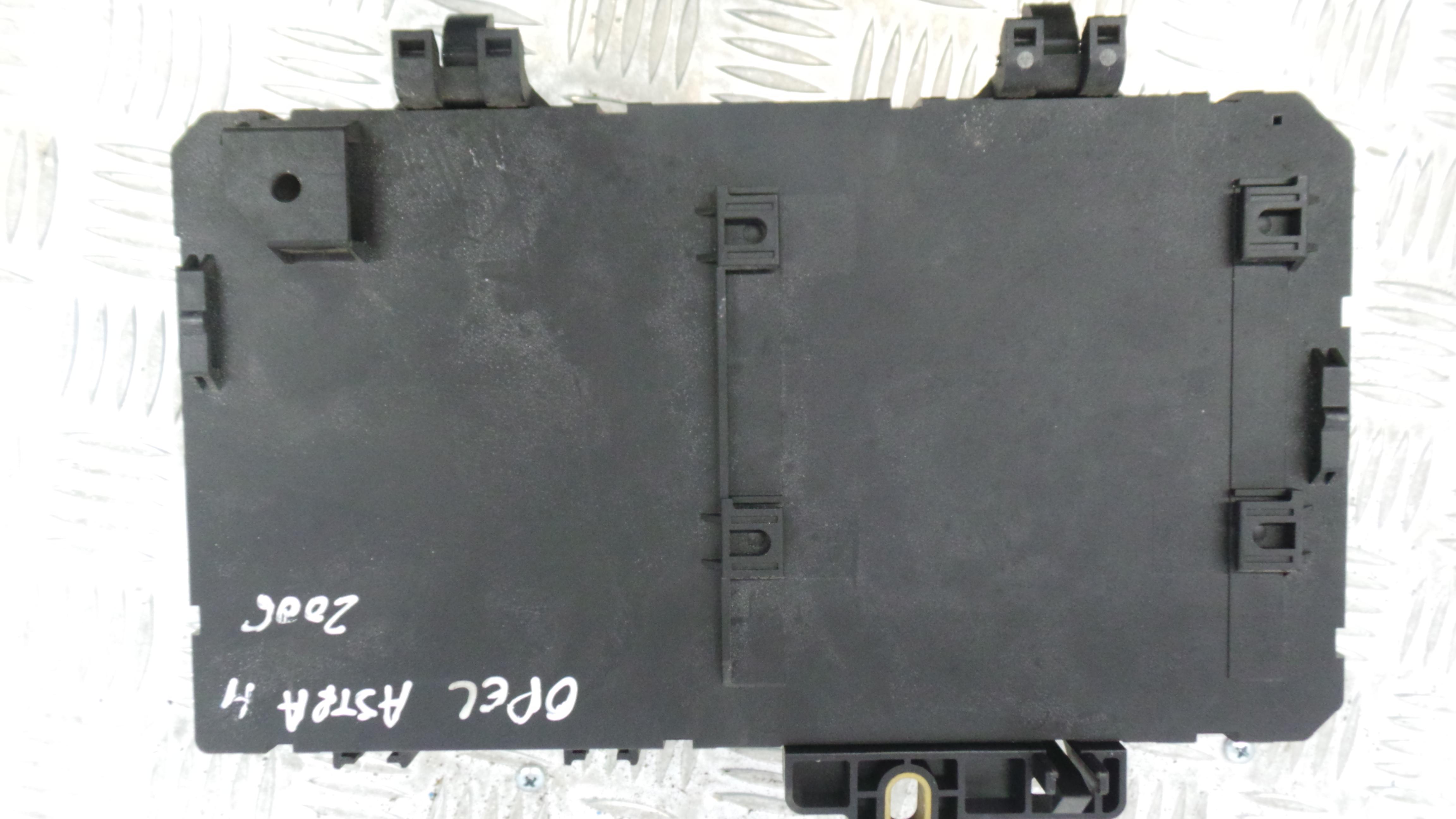 Caixa dos Fusíveis / BSI / UCH / SAM 13206760 - OPEL ASTRA H (A04)-33150638