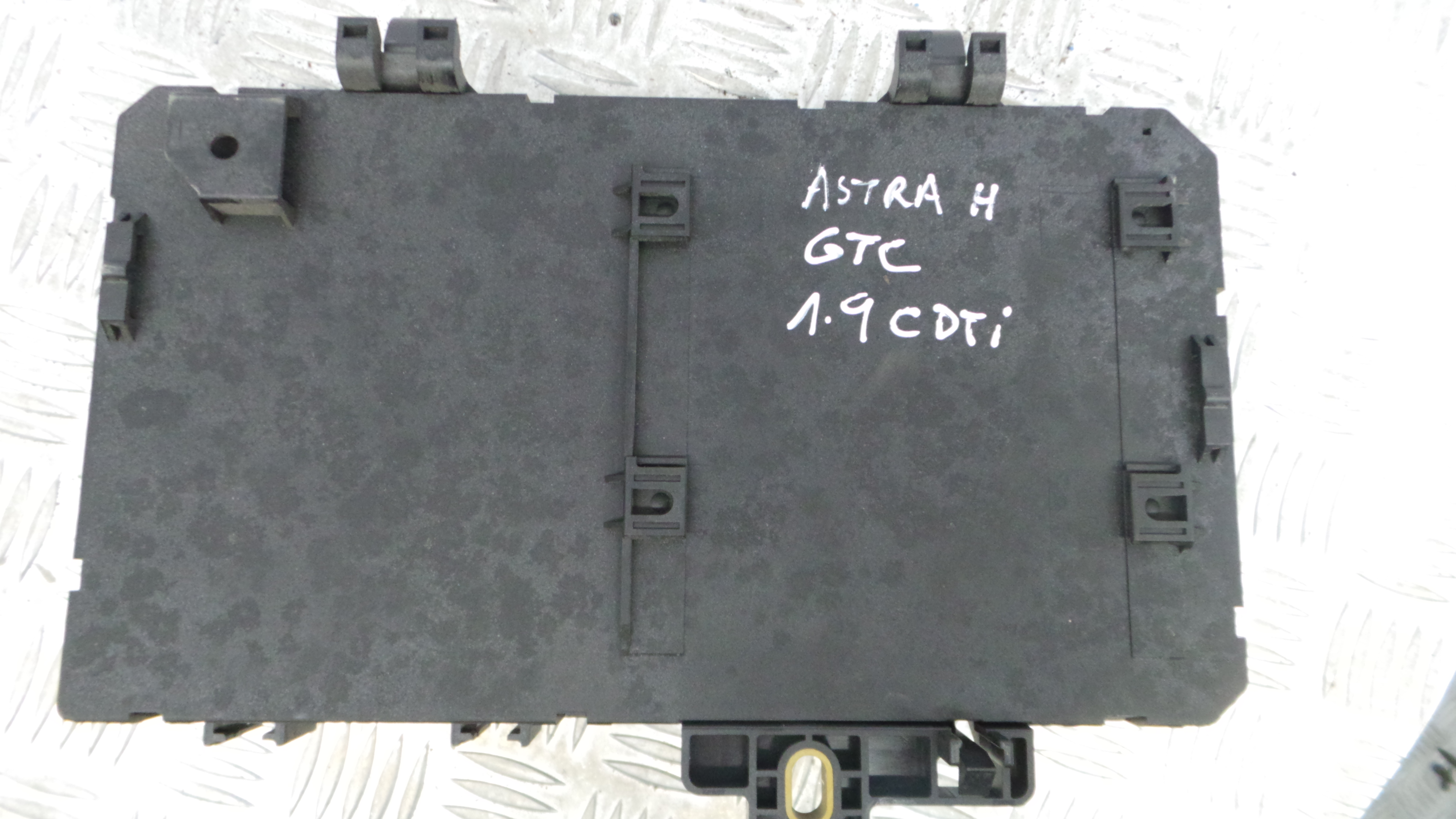 Caixa dos Fusíveis / BSI / UCH / SAM 13206762 - OPEL ASTRA H GTC (A04)-33150641 Caixa dos Fusíveis / BSI / UCH / SAM 13206762 - OPEL ASTRA H GTC (A04)-33150641