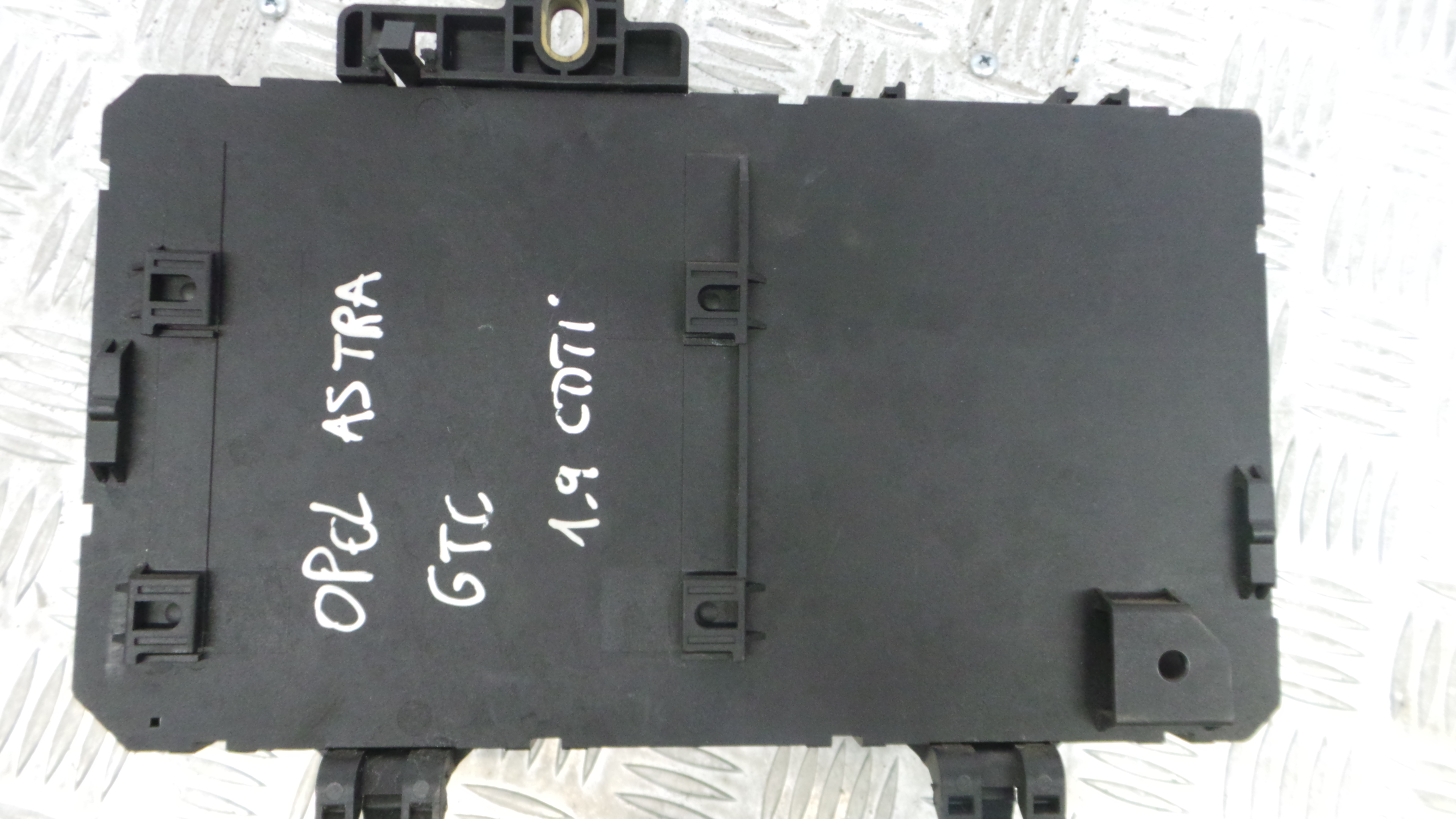 Caixa dos Fusíveis / BSI / UCH / SAM 13220830 - OPEL ASTRA H GTC (A04)-33150644 Caixa dos Fusíveis / BSI / UCH / SAM 13220830 - OPEL ASTRA H GTC (A04)-33150644