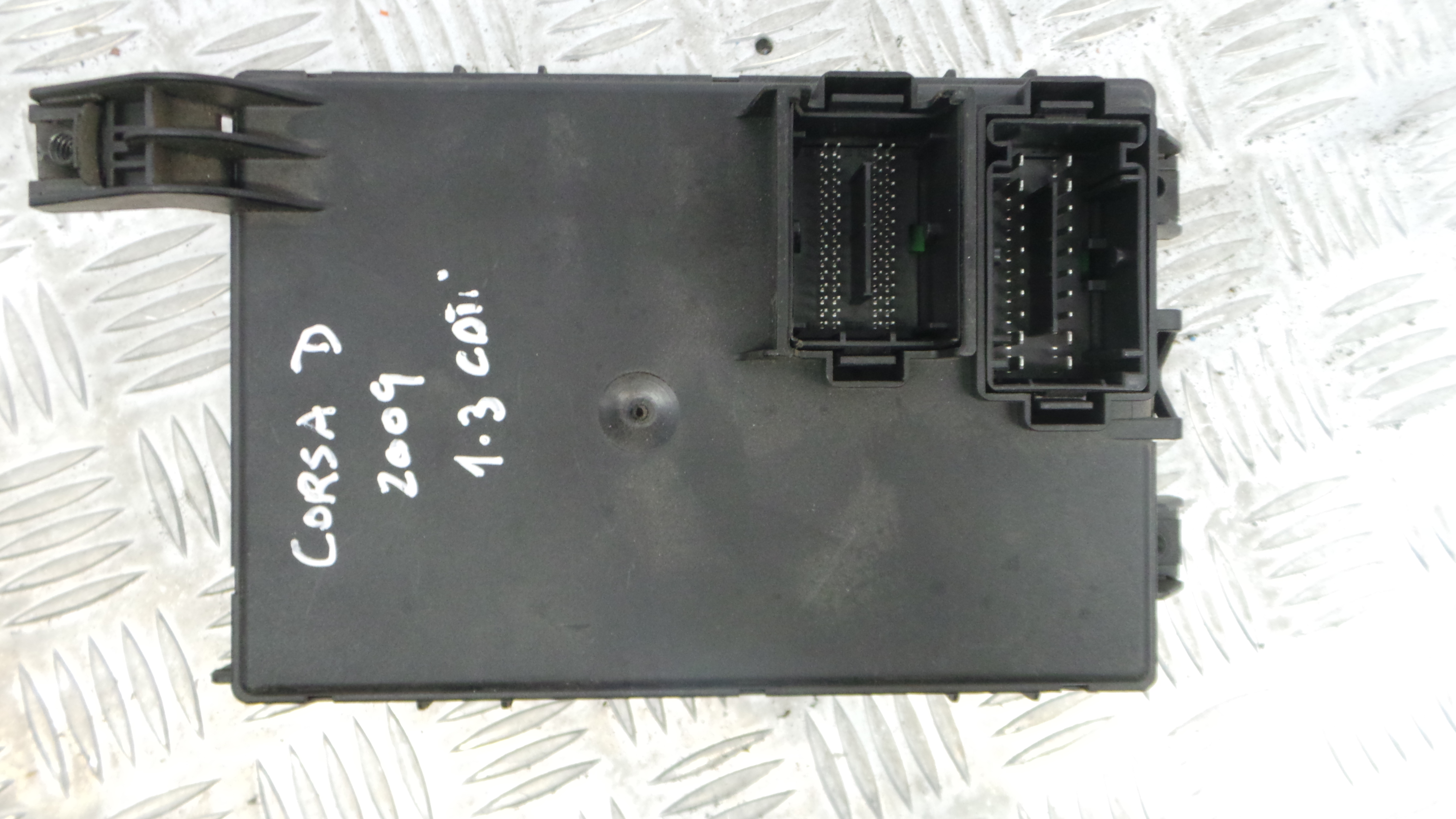 Caixa dos Fusíveis / BSI / UCH / SAM 13301561 - OPEL CORSA D (S07)-33150655 Caixa dos Fusíveis / BSI / UCH / SAM 13301561 - OPEL CORSA D (S07)-33150655