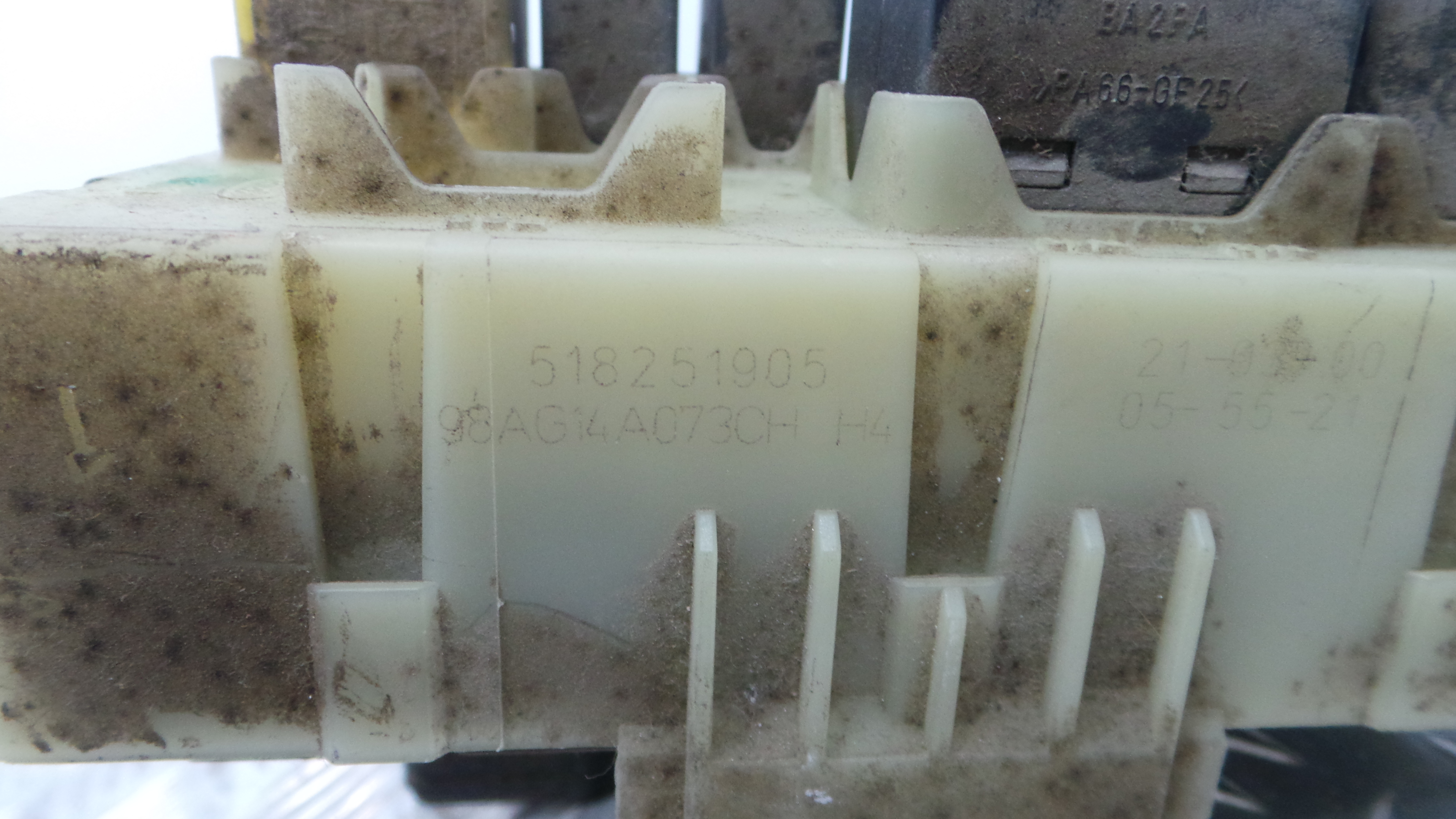 Caixa dos Fusíveis / BSI / UCH / SAM 98AG14A073CH - FORD FOCUS I três volumes (DFW)-33152050