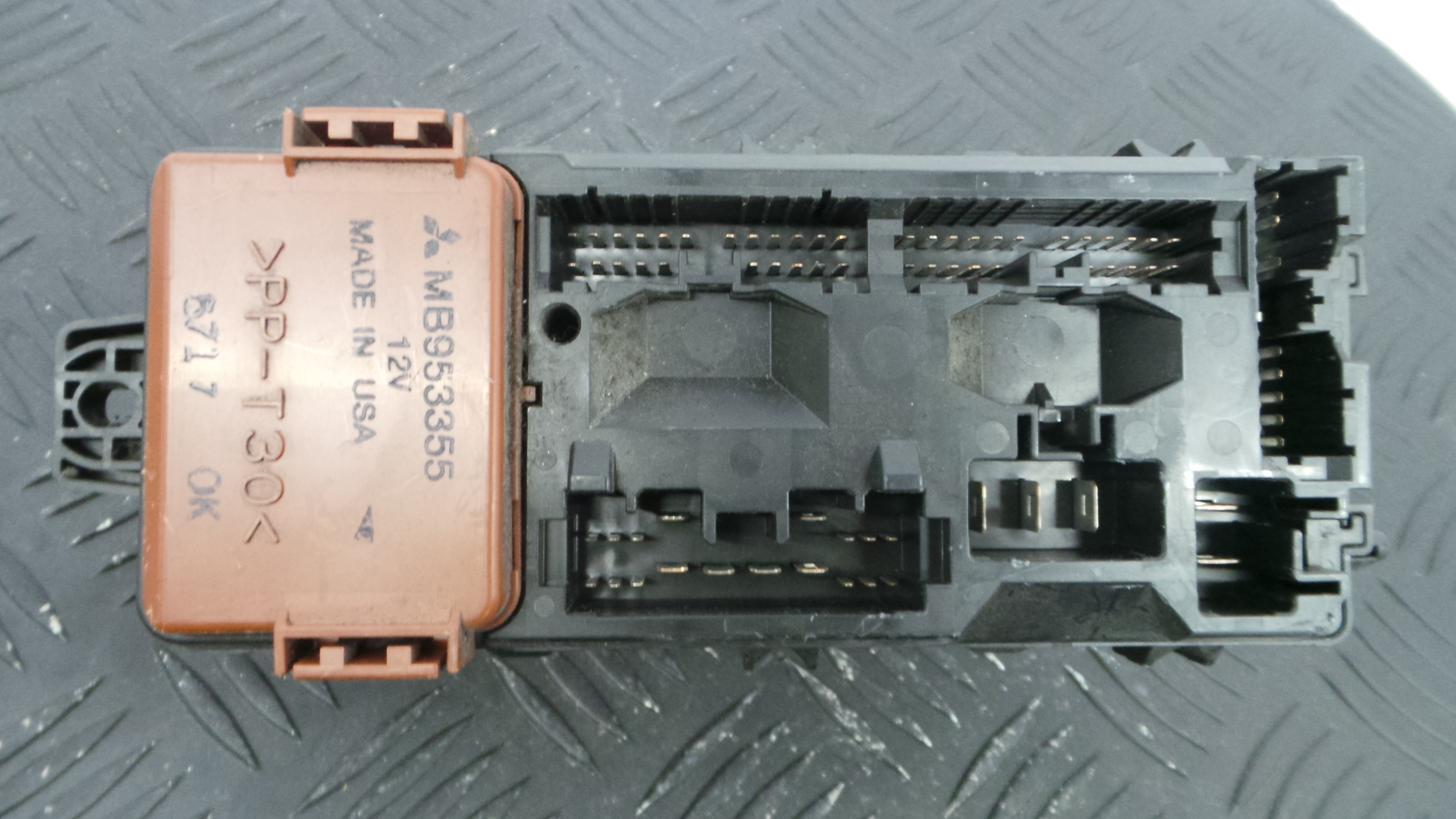 Caixa dos Fusíveis / BSI / UCH / SAM 953355 - MITSUBISHI CARISMA (DA_)-33160523 Caixa dos Fusíveis / BSI / UCH / SAM 953355 - MITSUBISHI CARISMA (DA_)-33160523