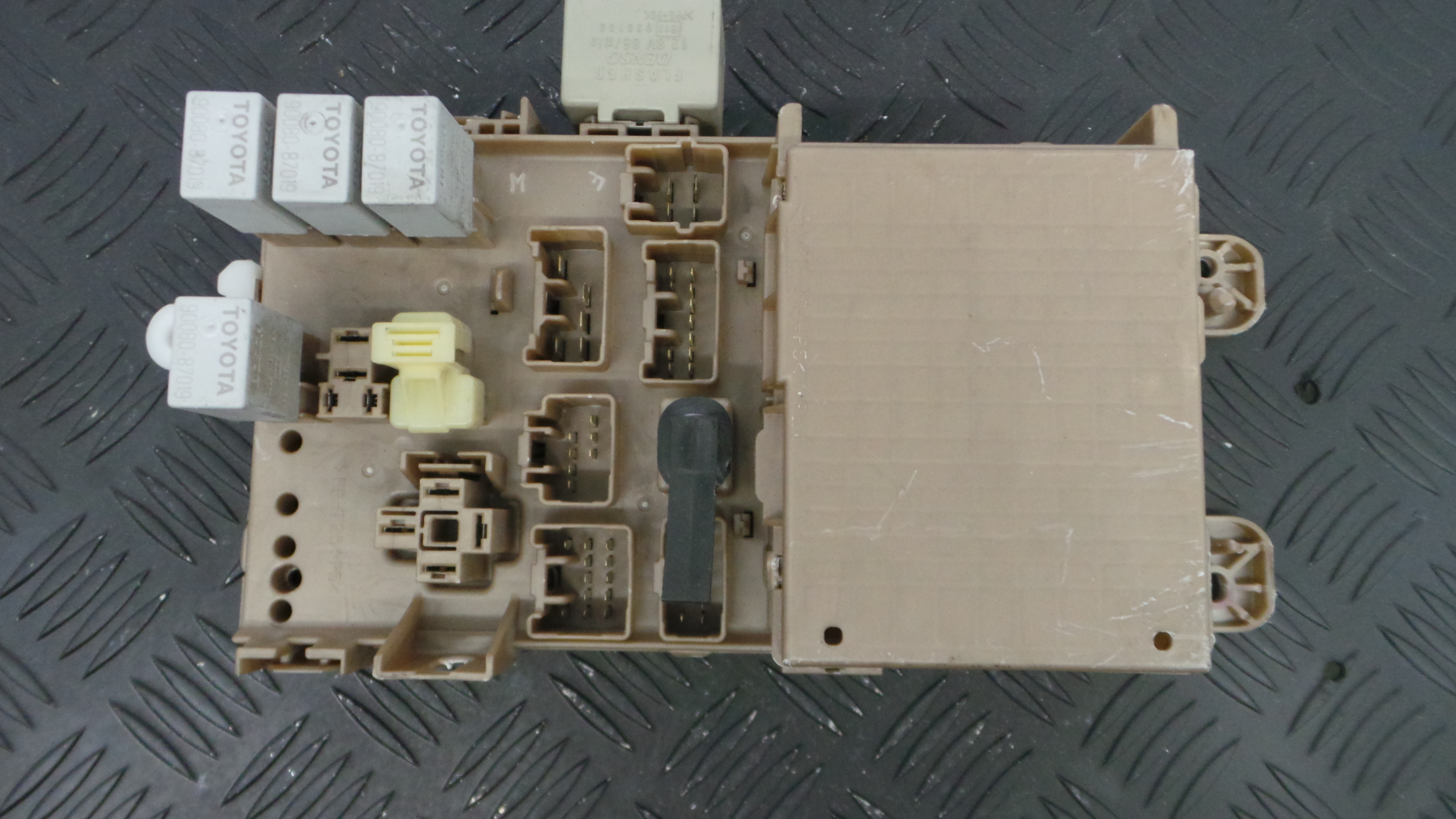 Caixa dos Fusíveis / BSI / UCH / SAM 6G03-0631 - TOYOTA COROLLA (_E12_), COROLLA / ALLEX (_E12_)-33160605 Caixa dos Fusíveis / BSI / UCH / SAM 6G03-0631 - TOYOTA COROLLA (_E12_), COROLLA / ALLEX (_E12_)-33160605