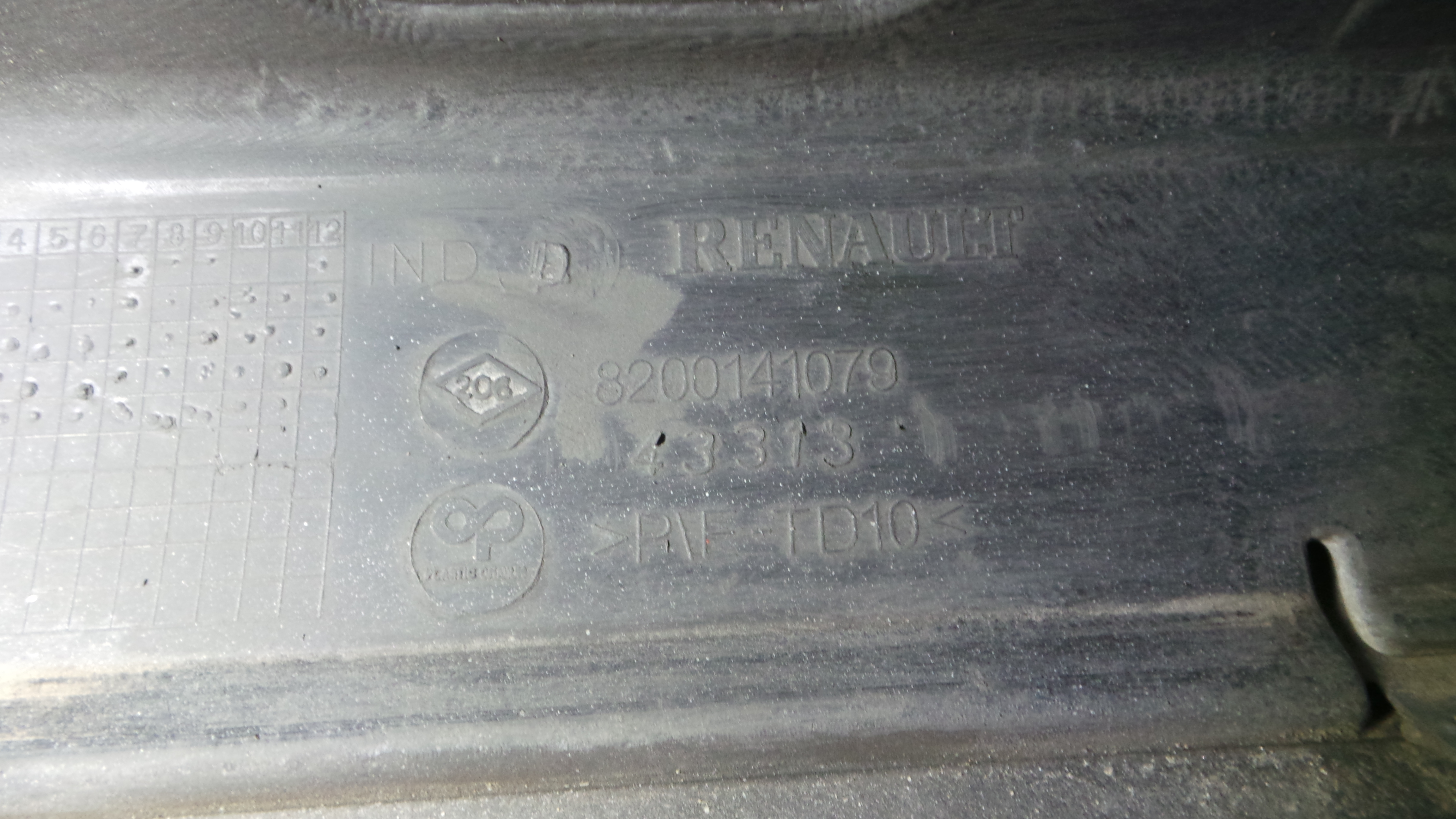 Para Choques de Trás 8200141079 - RENAULT MEGANE II Combi (KM0/1_), MEGANE II Grandtour (KM0/1_), M-33173930
