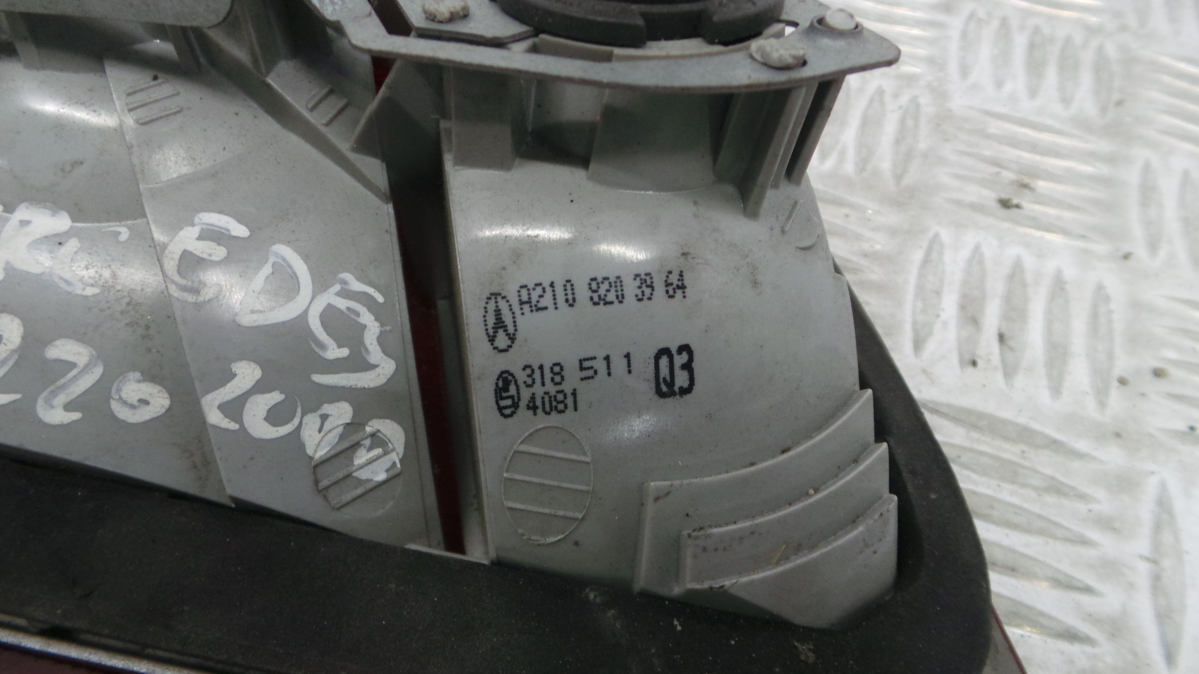 Farolim Mala Trás Esq A2108203964 - MERCEDES-BENZ E-CLASS (W210)-33175445