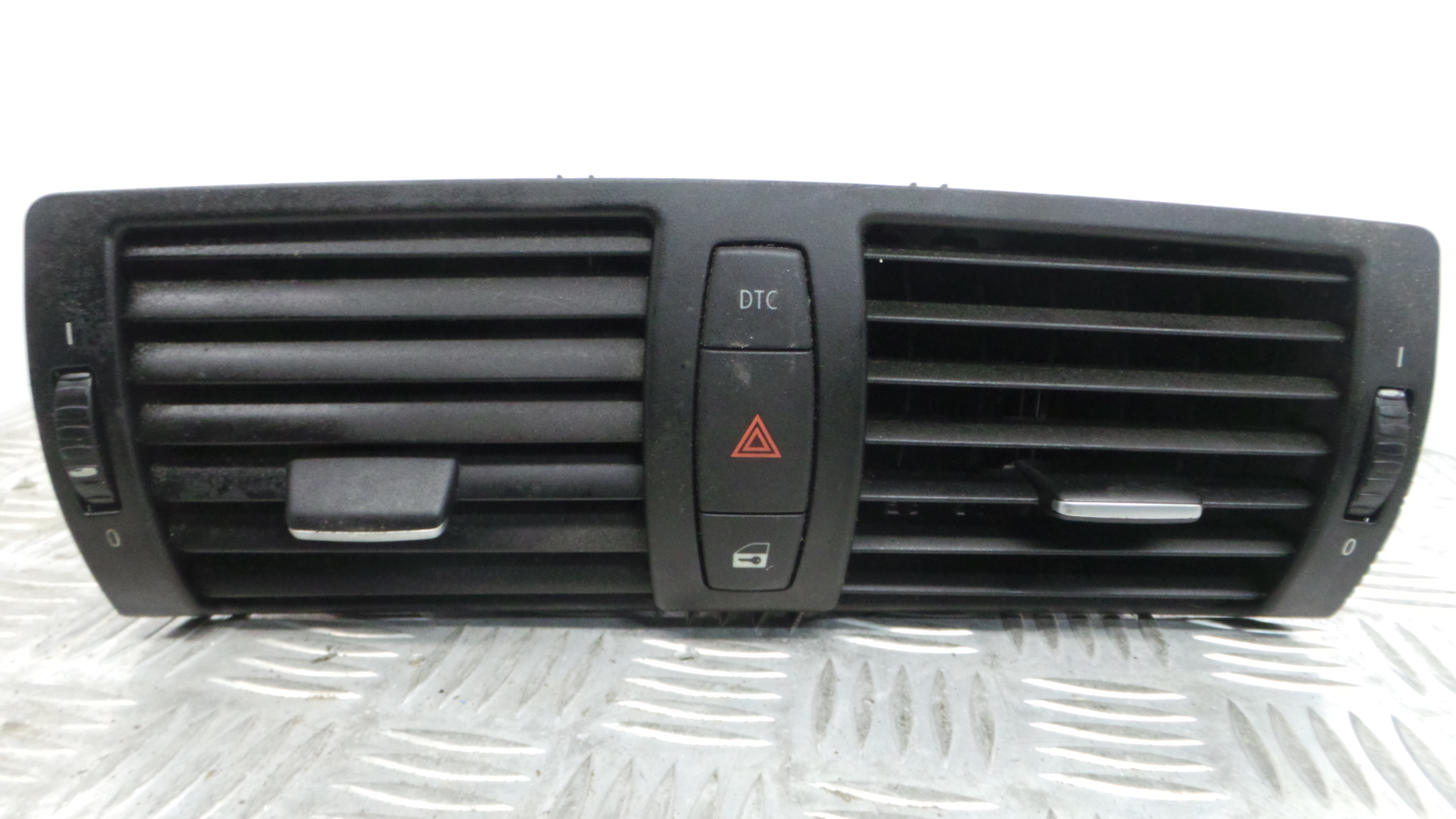 Grelha da Sofagem 7059189 - BMW 1 (E87)-33183057 Grelha da Sofagem 7059189 - BMW 1 (E87)-33183057