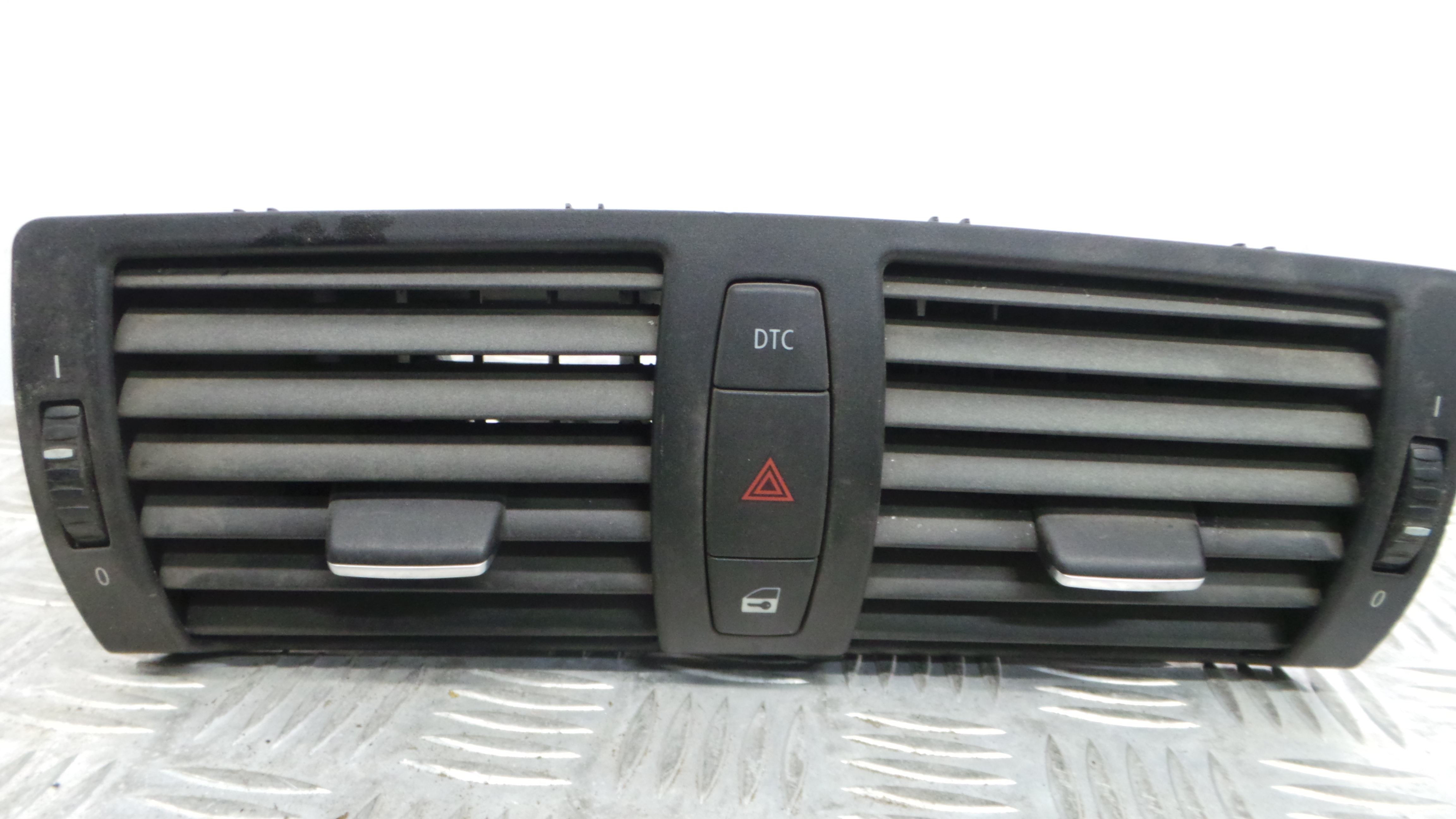 Grelha da Sofagem  7059189 - BMW 1 (E87)-33183060 Grelha da Sofagem  7059189 - BMW 1 (E87)-33183060