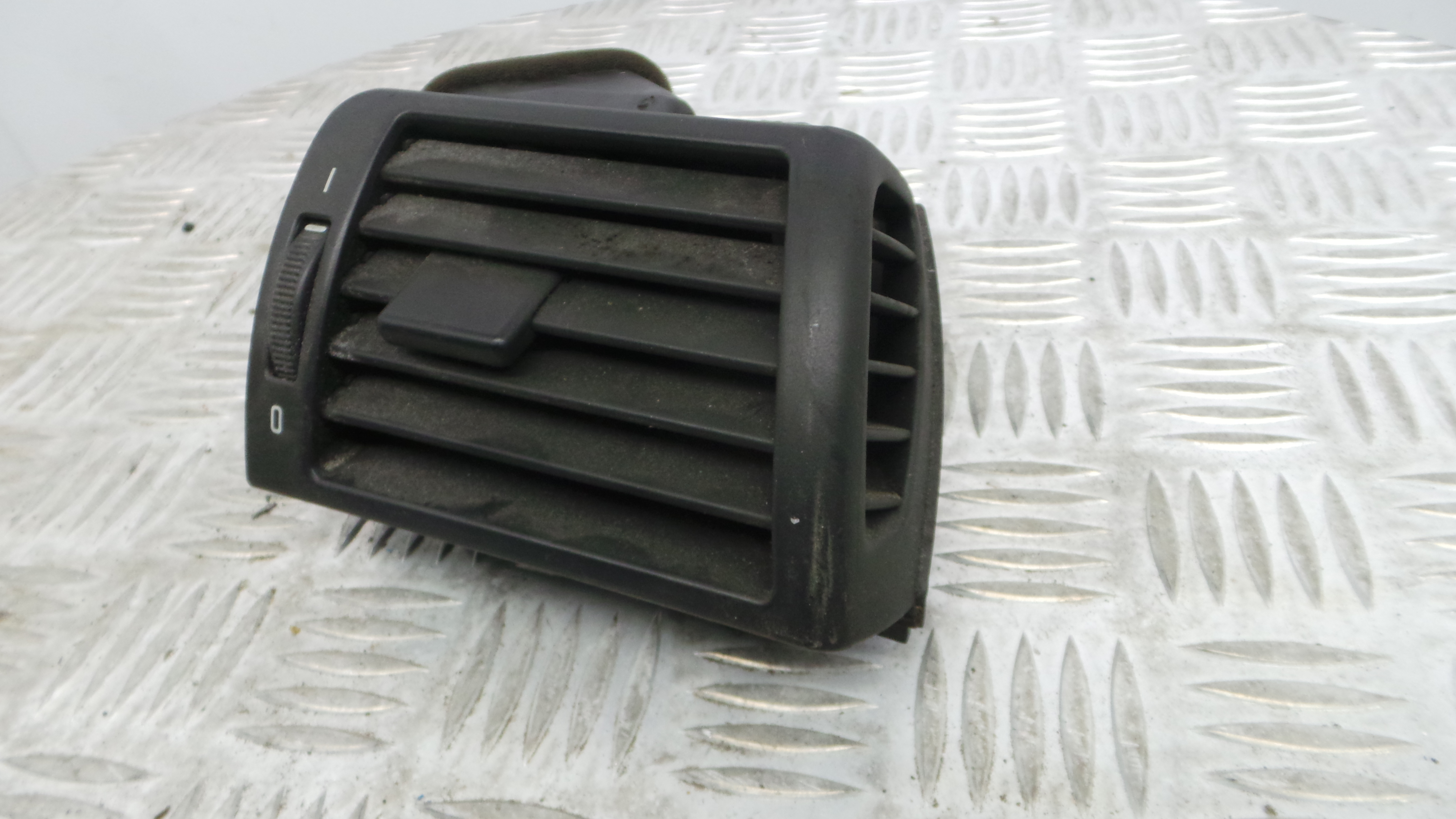 Grelha da Sofagem 64.22-8361898 - BMW 3 (E46)-33183063 Grelha da Sofagem 64.22-8361898 - BMW 3 (E46)-33183063