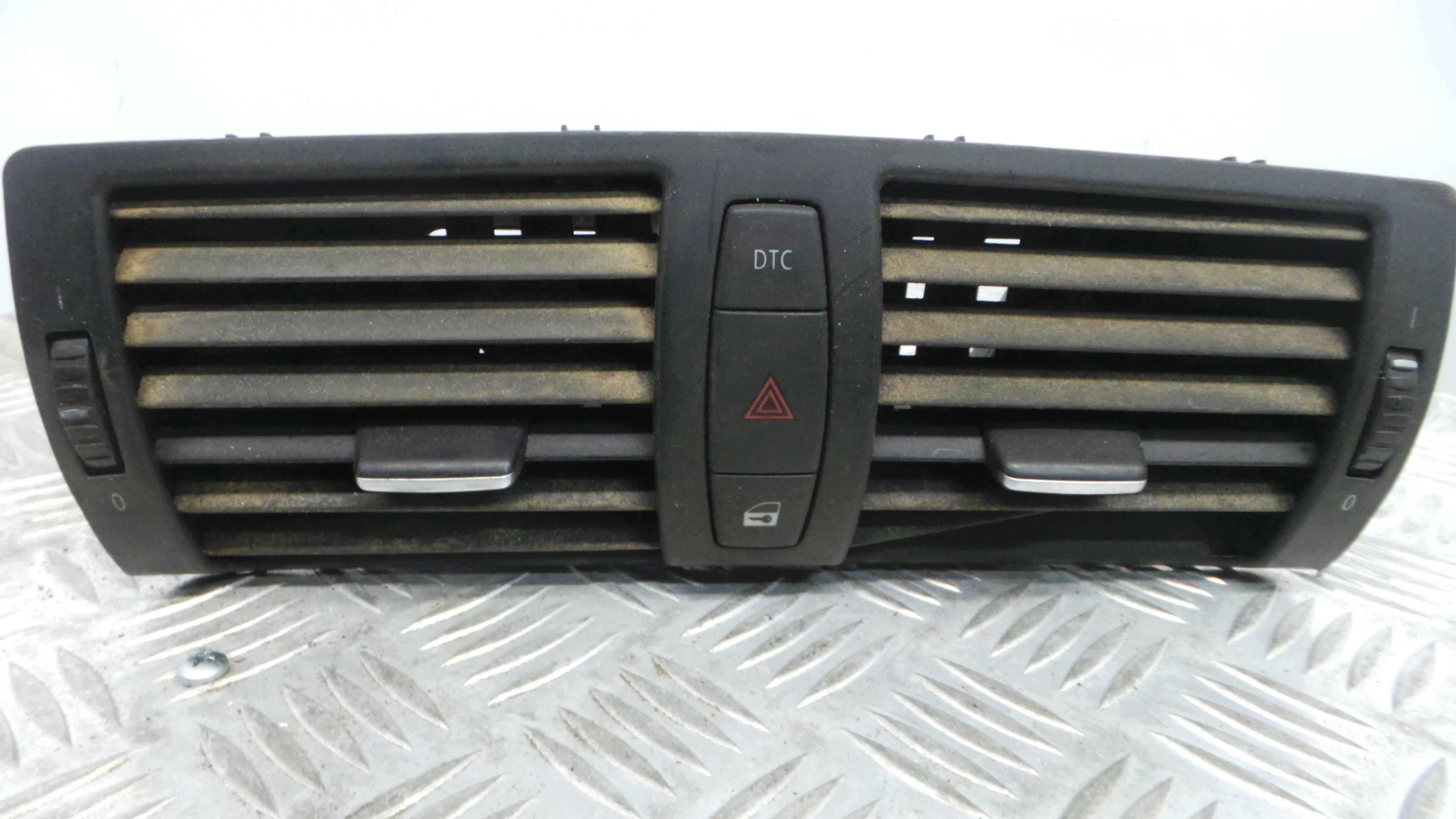 Grelha da Sofagem 7059189 - BMW 1 (E87)-33183071 Grelha da Sofagem 7059189 - BMW 1 (E87)-33183071