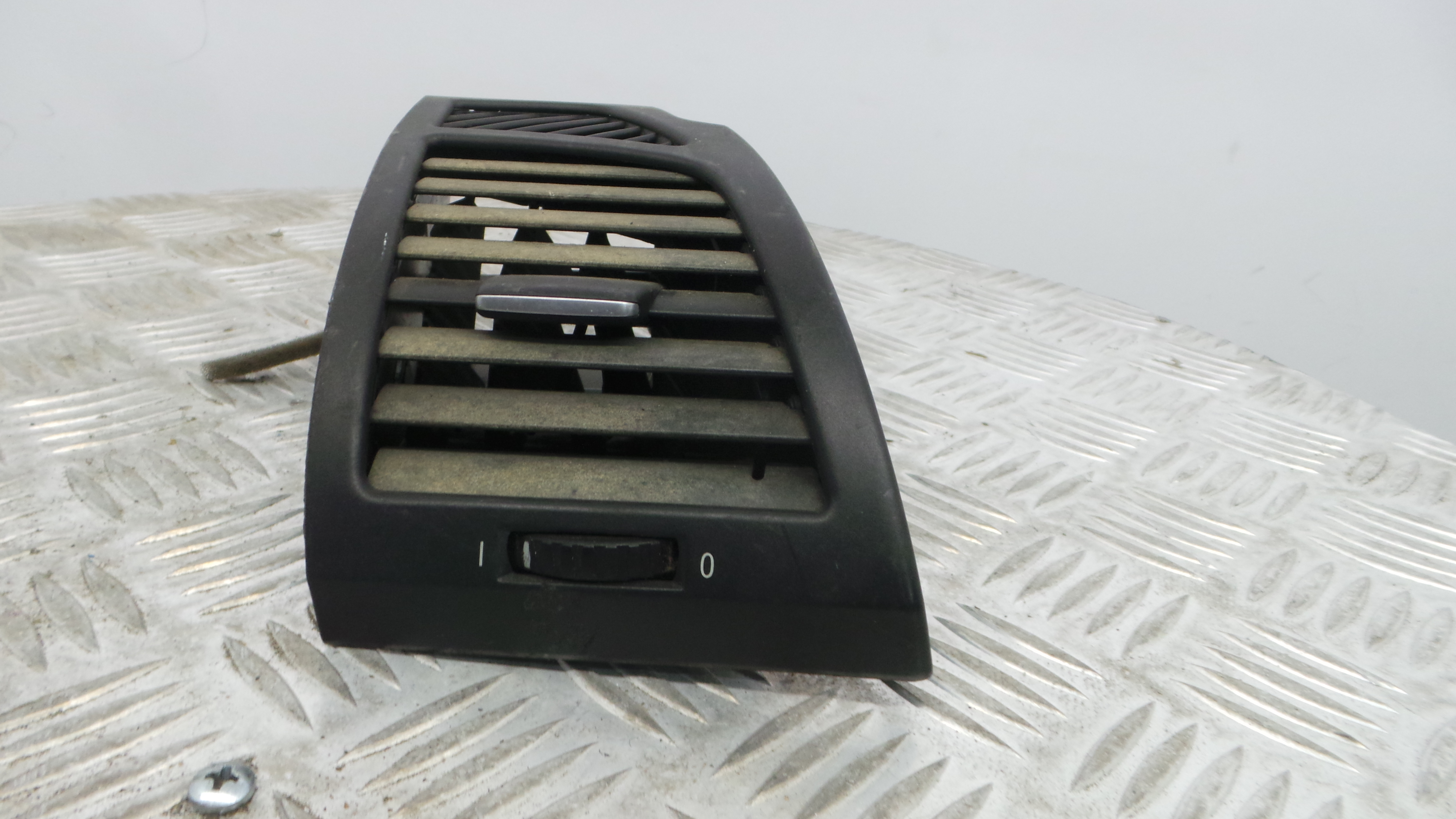 Grelha da Sofagem 51.60-7059188 - BMW 1 (E87)-33183084 Grelha da Sofagem 51.60-7059188 - BMW 1 (E87)-33183084