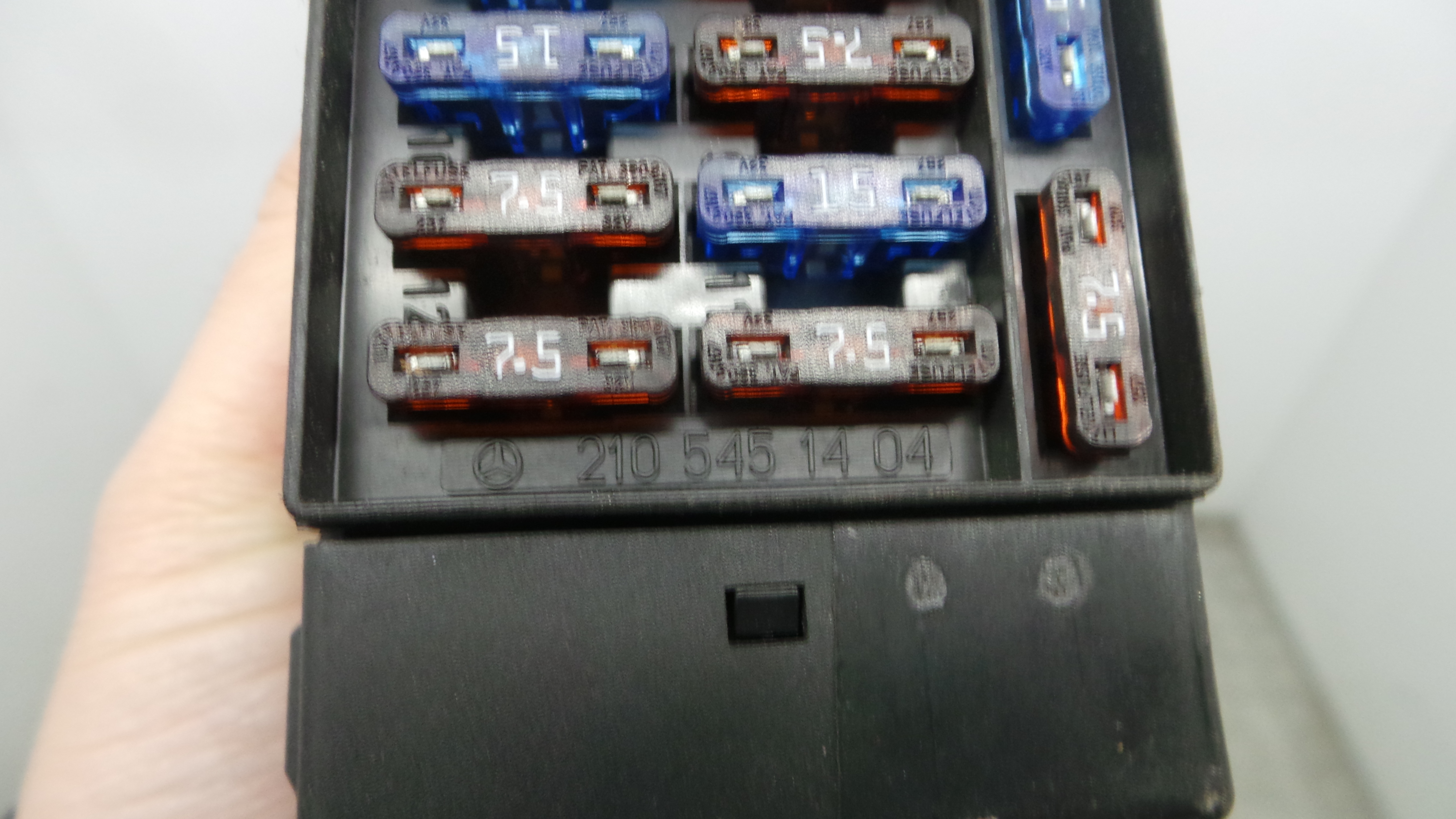 Caixa dos Fusíveis / BSI / UCH / SAM 2105451404 - MERCEDES-BENZ CLK (C208)-33183950