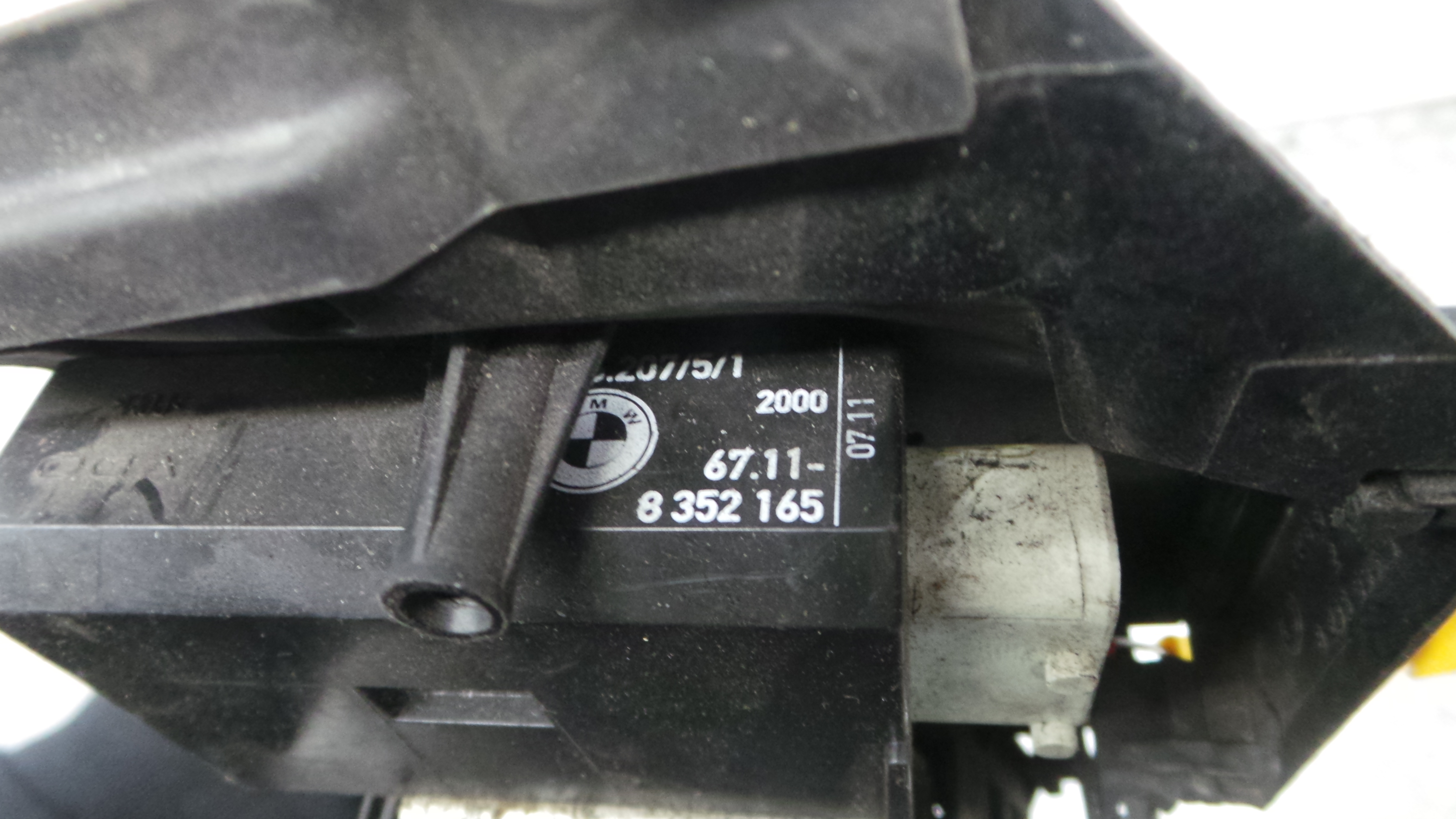 Fecho da Porta Frente Esq 67.11-8352165 - BMW 5 (E39)-33184380