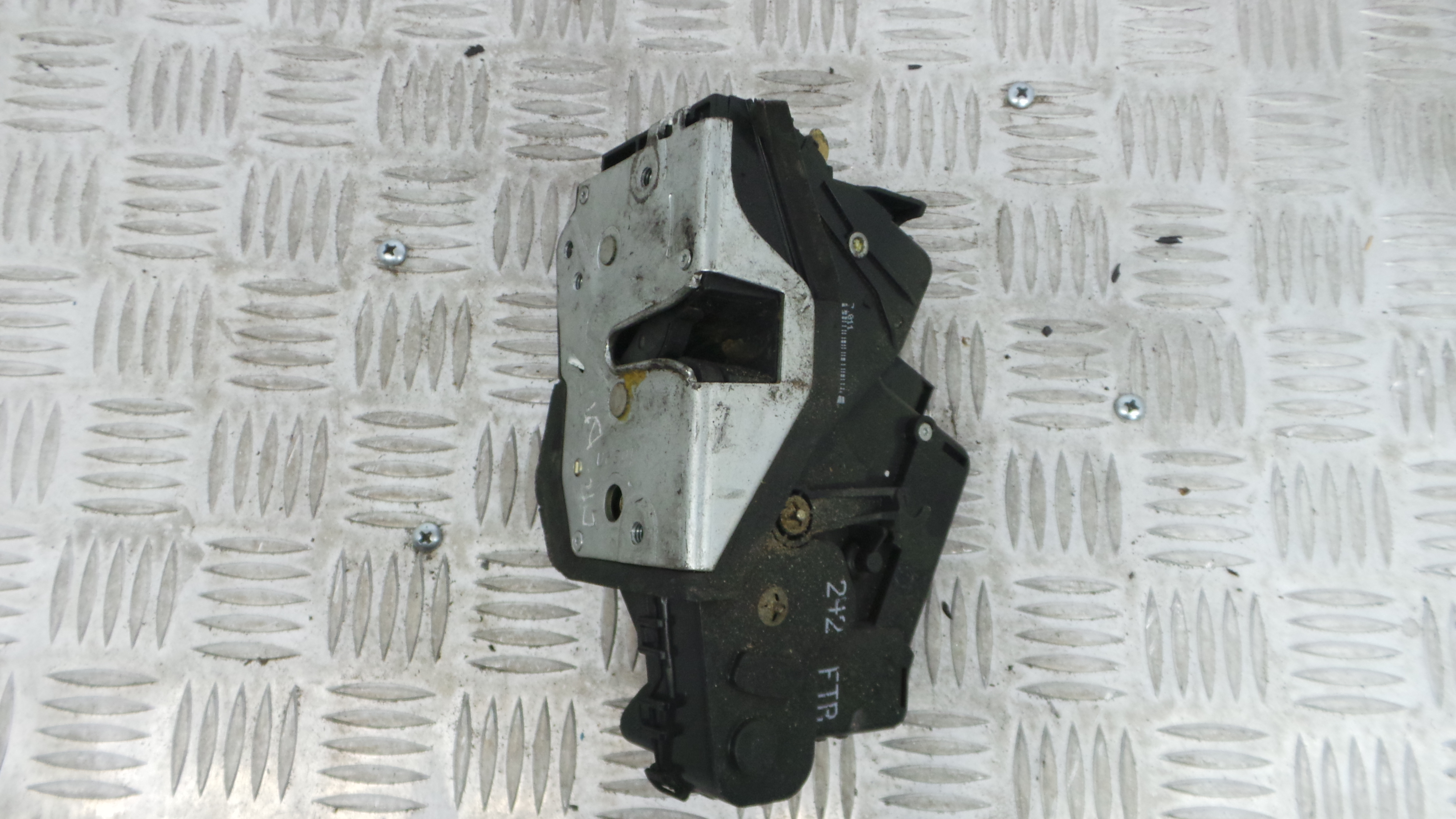 Fecho da Porta Frente Dto 51.21-7011244 - BMW 3 (E46)-33184574 Fecho da Porta Frente Dto 51.21-7011244 - BMW 3 (E46)-33184574