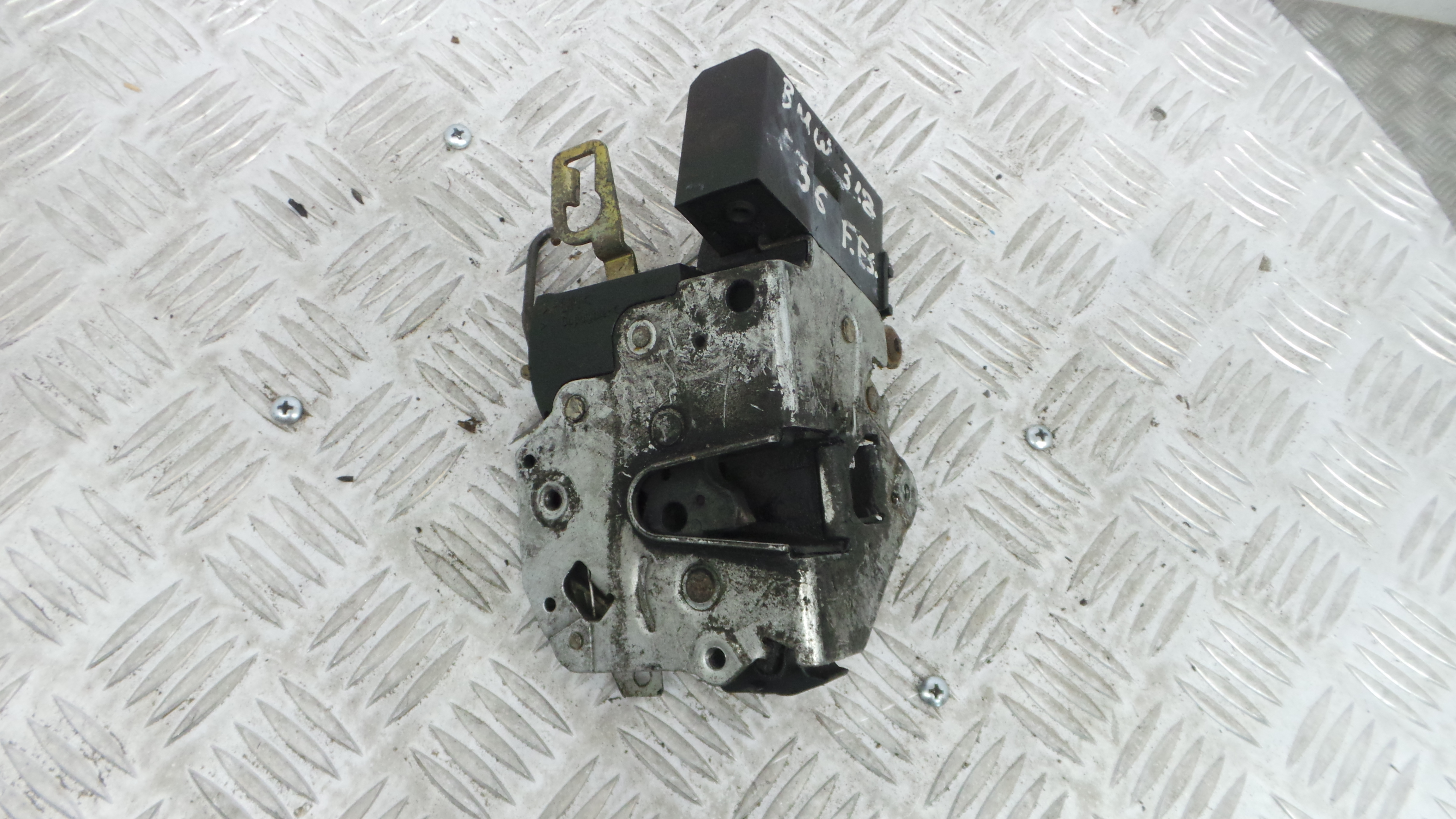 Fecho da Porta Frente Esq 67.11-1387606 - BMW 3 (E36)-33184732