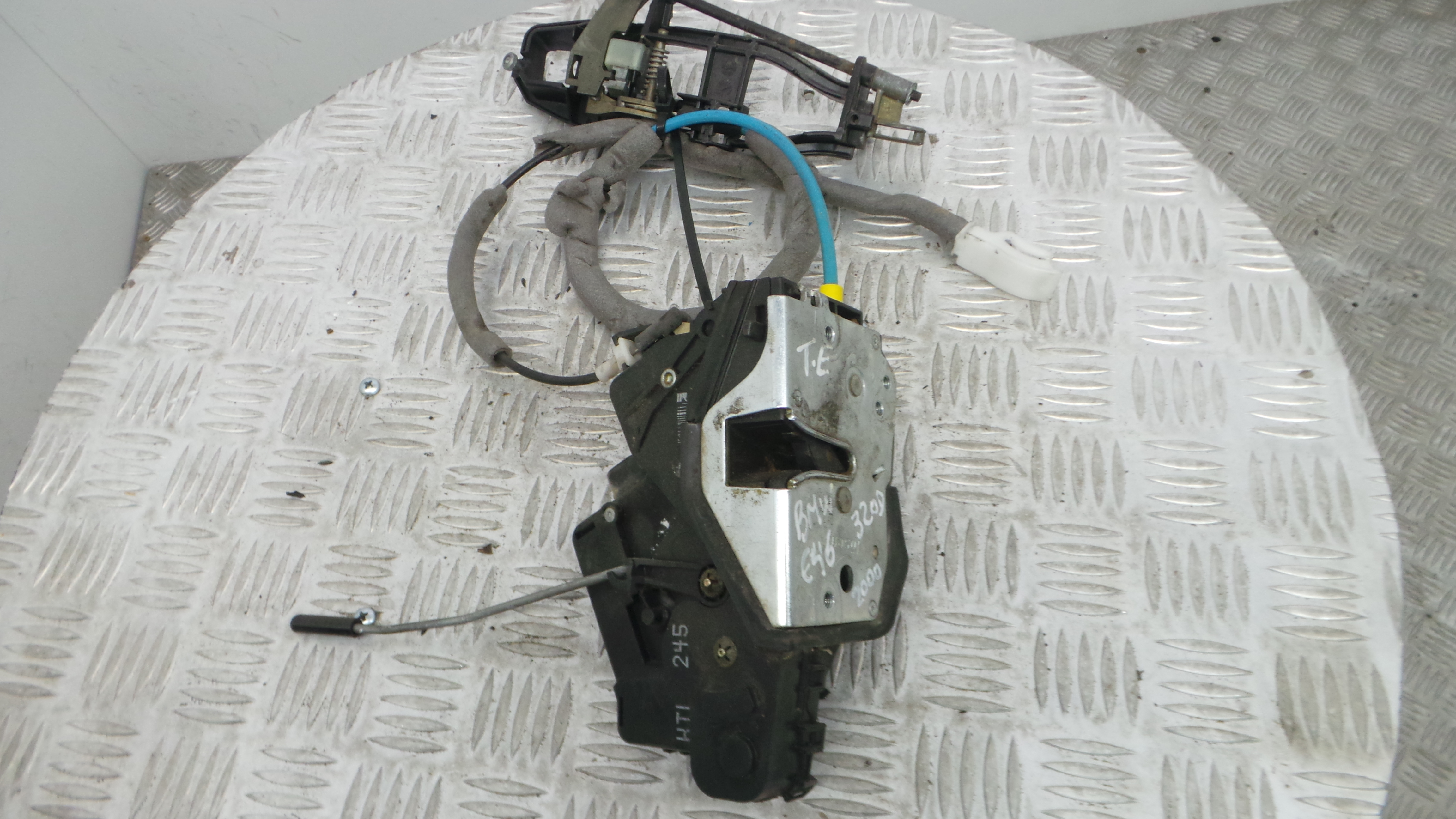 Fecho da Porta Trás Esq 51.22-7011309 - BMW 3 (E46)-33184749 Fecho da Porta Trás Esq 51.22-7011309 - BMW 3 (E46)-33184749