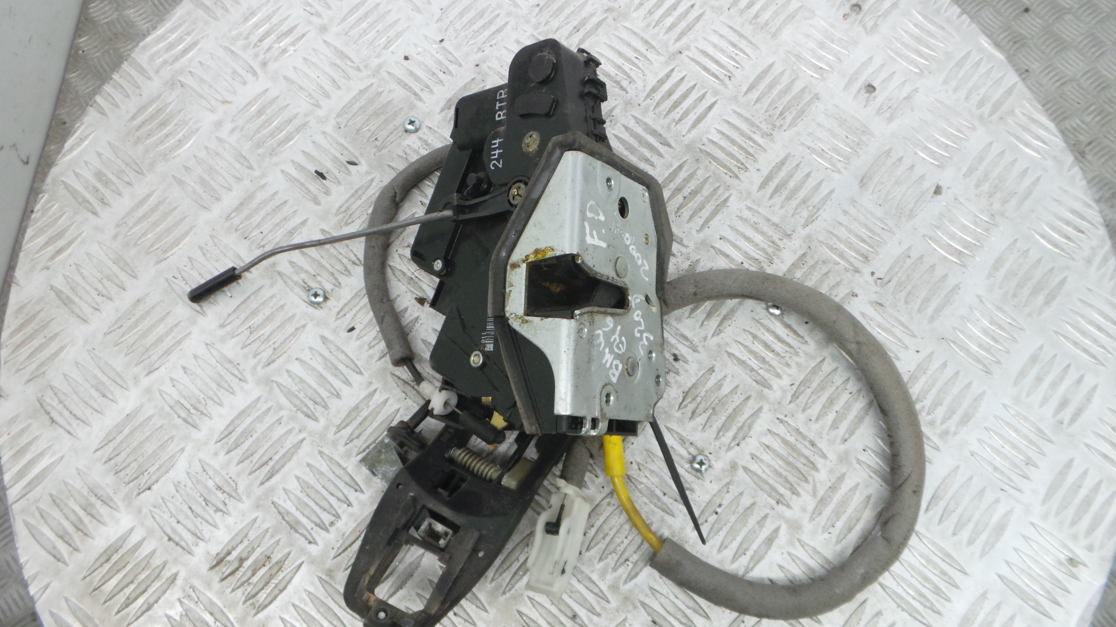 Fecho da Porta Frente Dto 51.21-7011308 - BMW 3 (E46)-33184751 Fecho da Porta Frente Dto 51.21-7011308 - BMW 3 (E46)-33184751