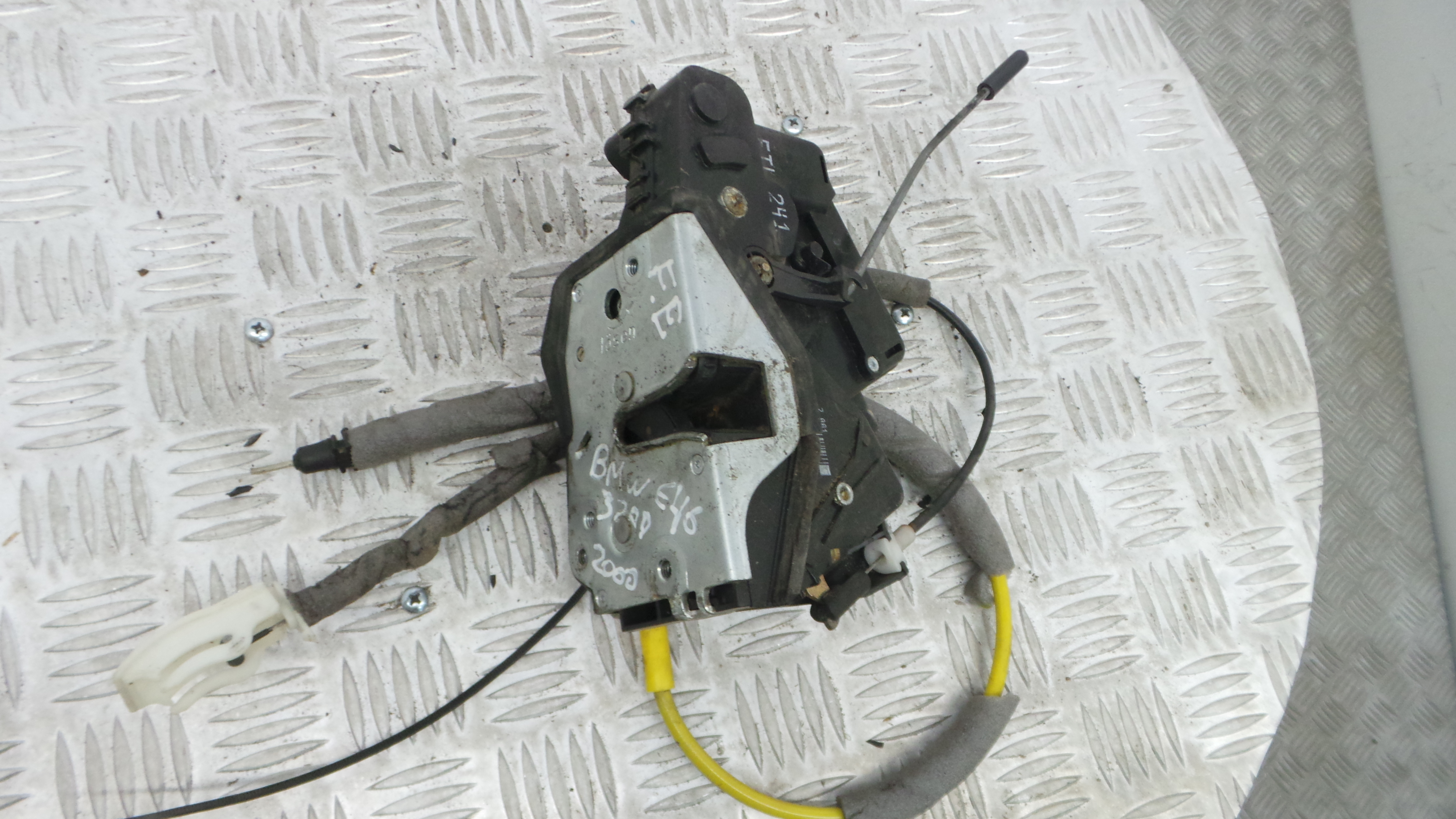 Fecho da Porta Frente Esq 51.21-7011305 - BMW 3 (E46)-33184762 Fecho da Porta Frente Esq 51.21-7011305 - BMW 3 (E46)-33184762