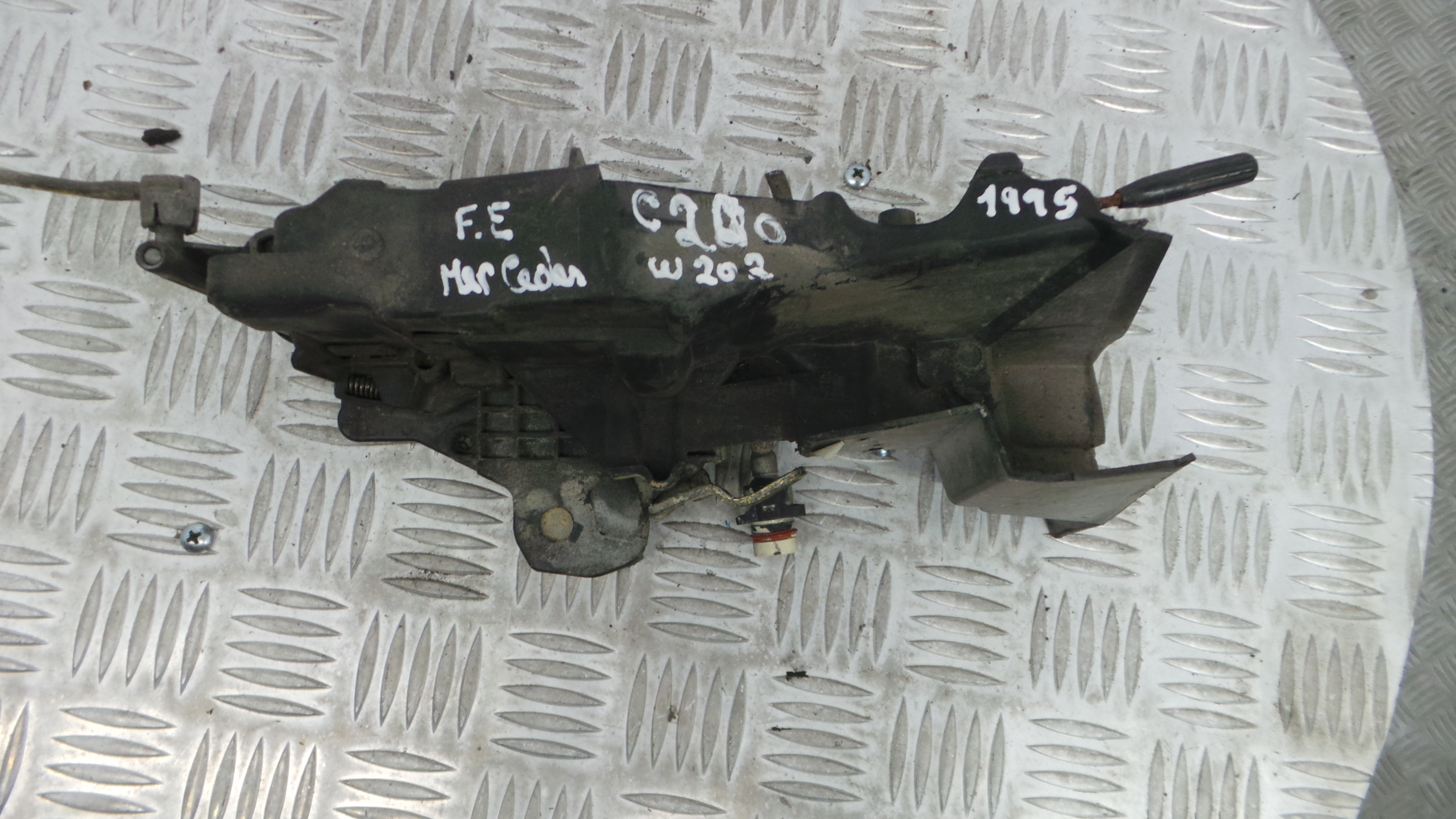 Fecho da Porta Frente Esq A2027204135 - MERCEDES-BENZ C-CLASS (W202)-33184813