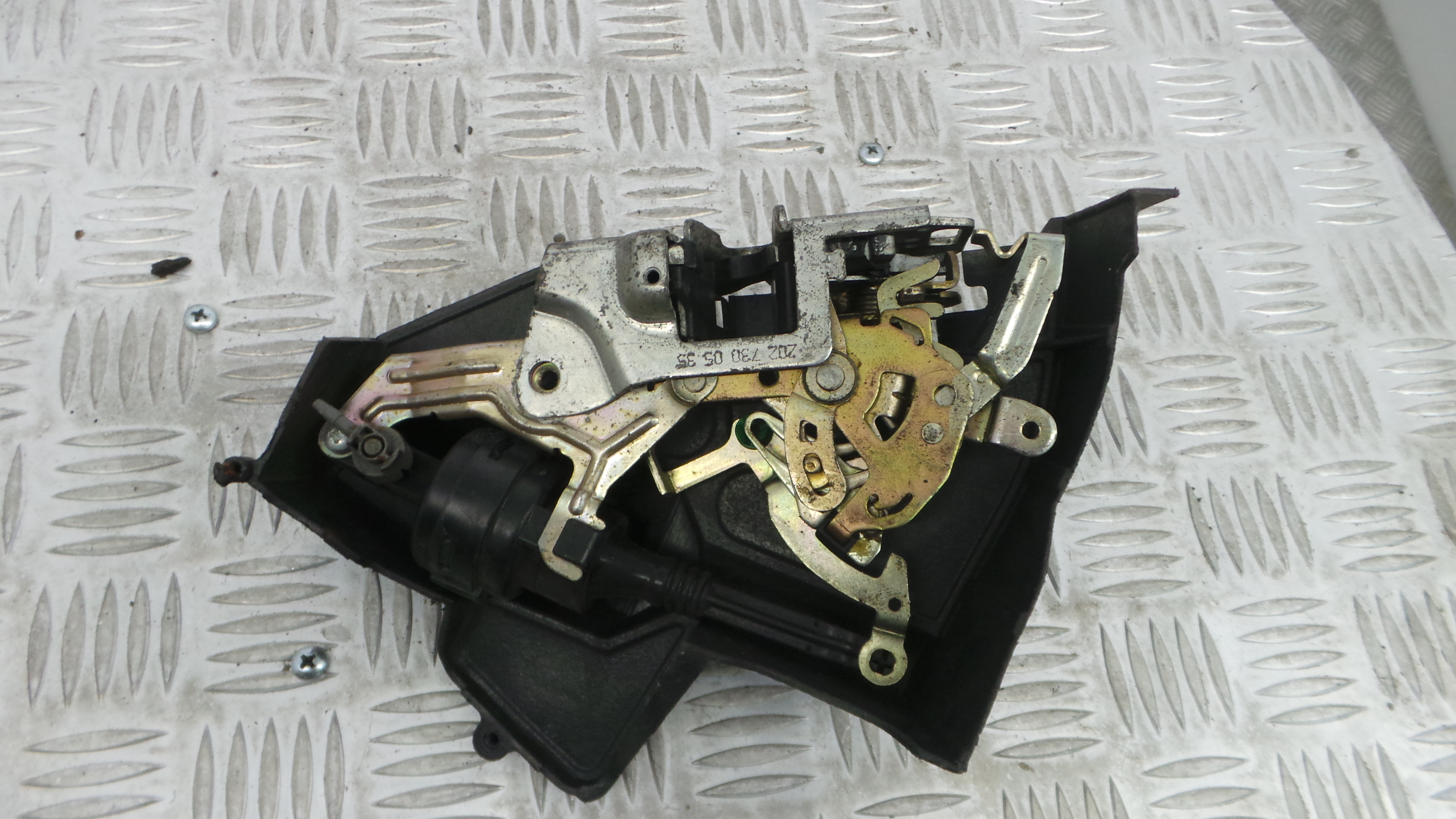 Fecho da Porta Trás Esq A2027300535 - MERCEDES-BENZ E-CLASS (W210)-33184816