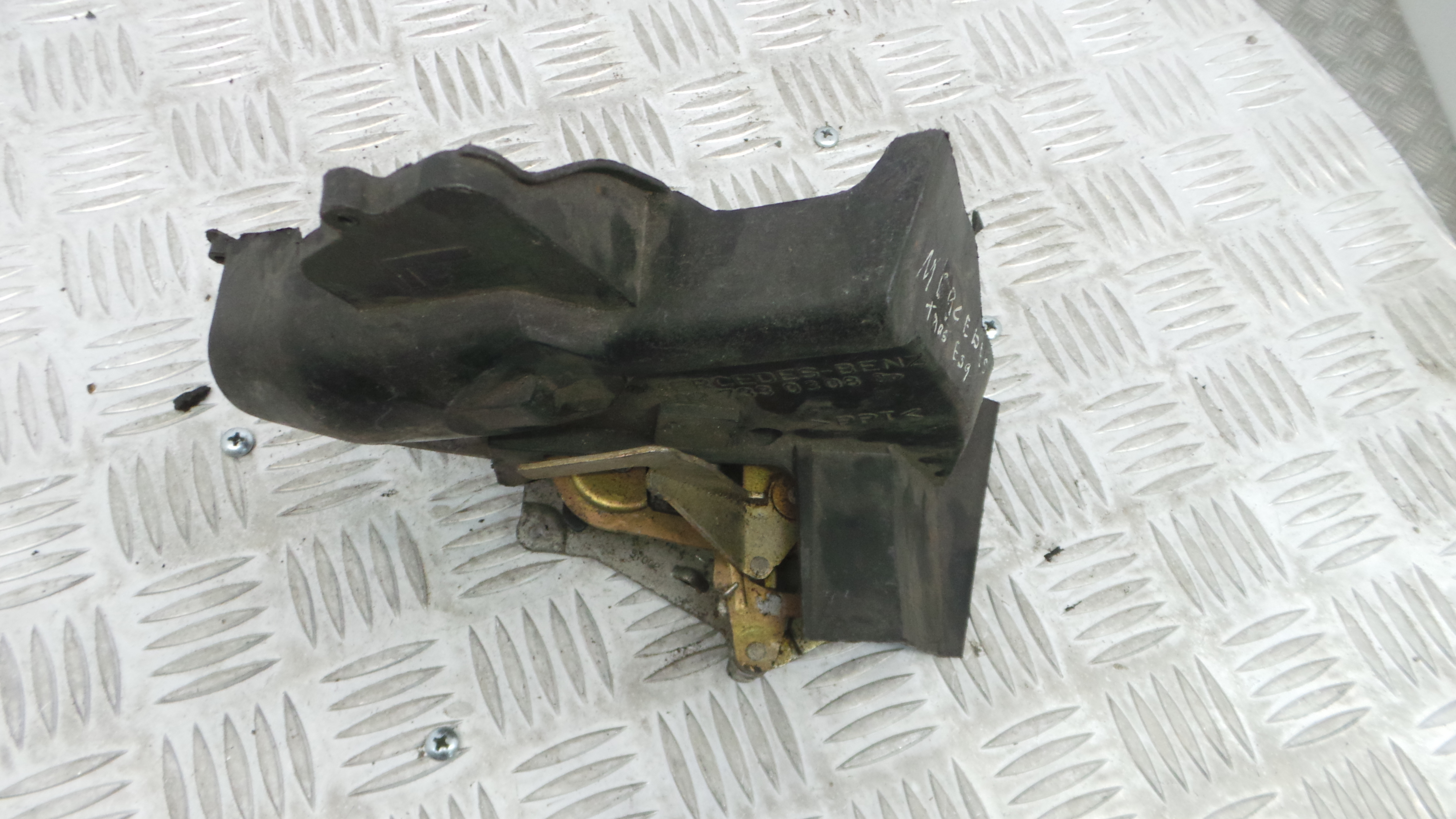 Fecho da Porta Trás Esq A2027300535 - MERCEDES-BENZ E-CLASS (W210)-33184816