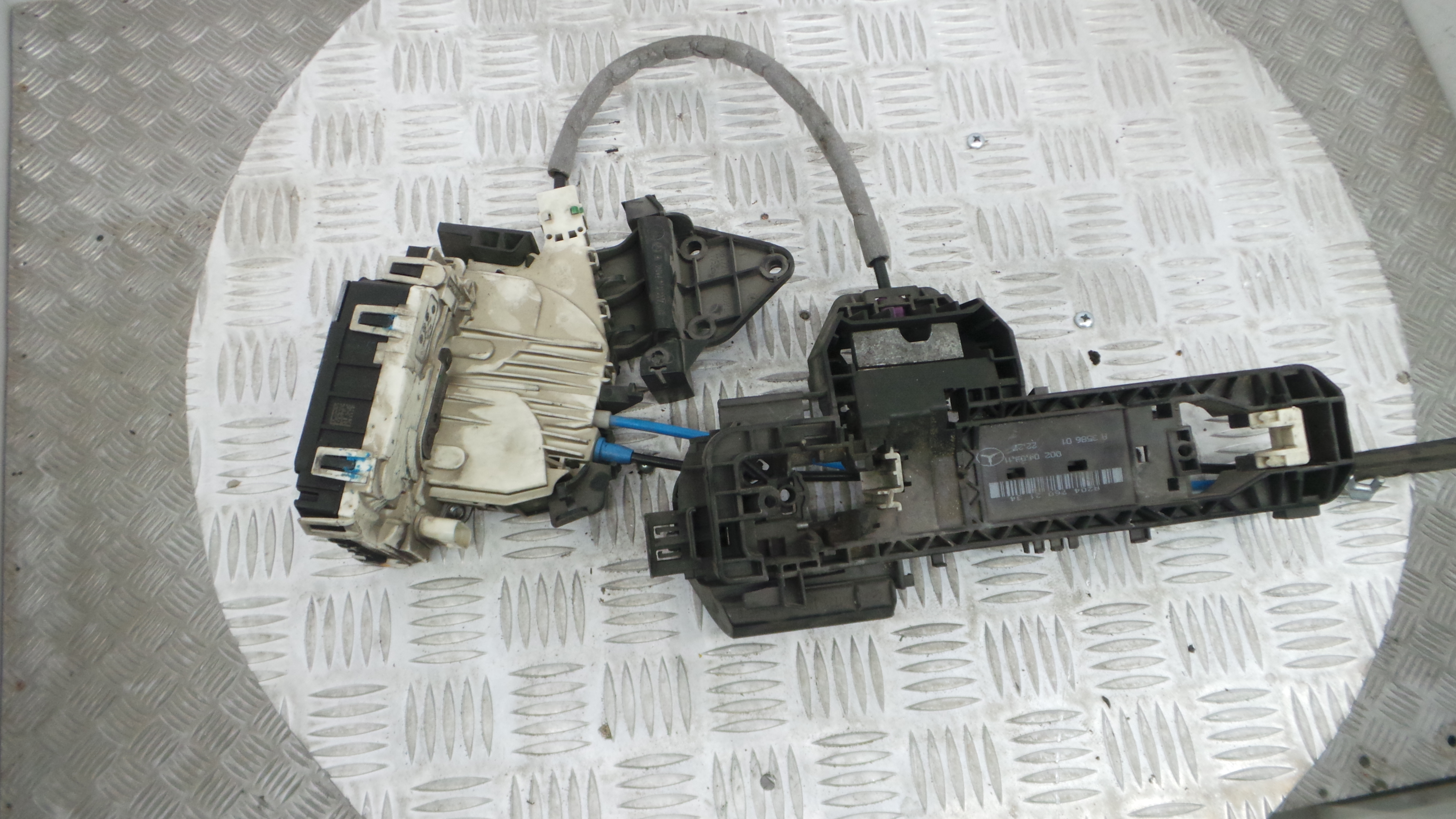 Fecho da Porta Trás Esq A2047331708 - MERCEDES-BENZ C-CLASS (W204)-33184821