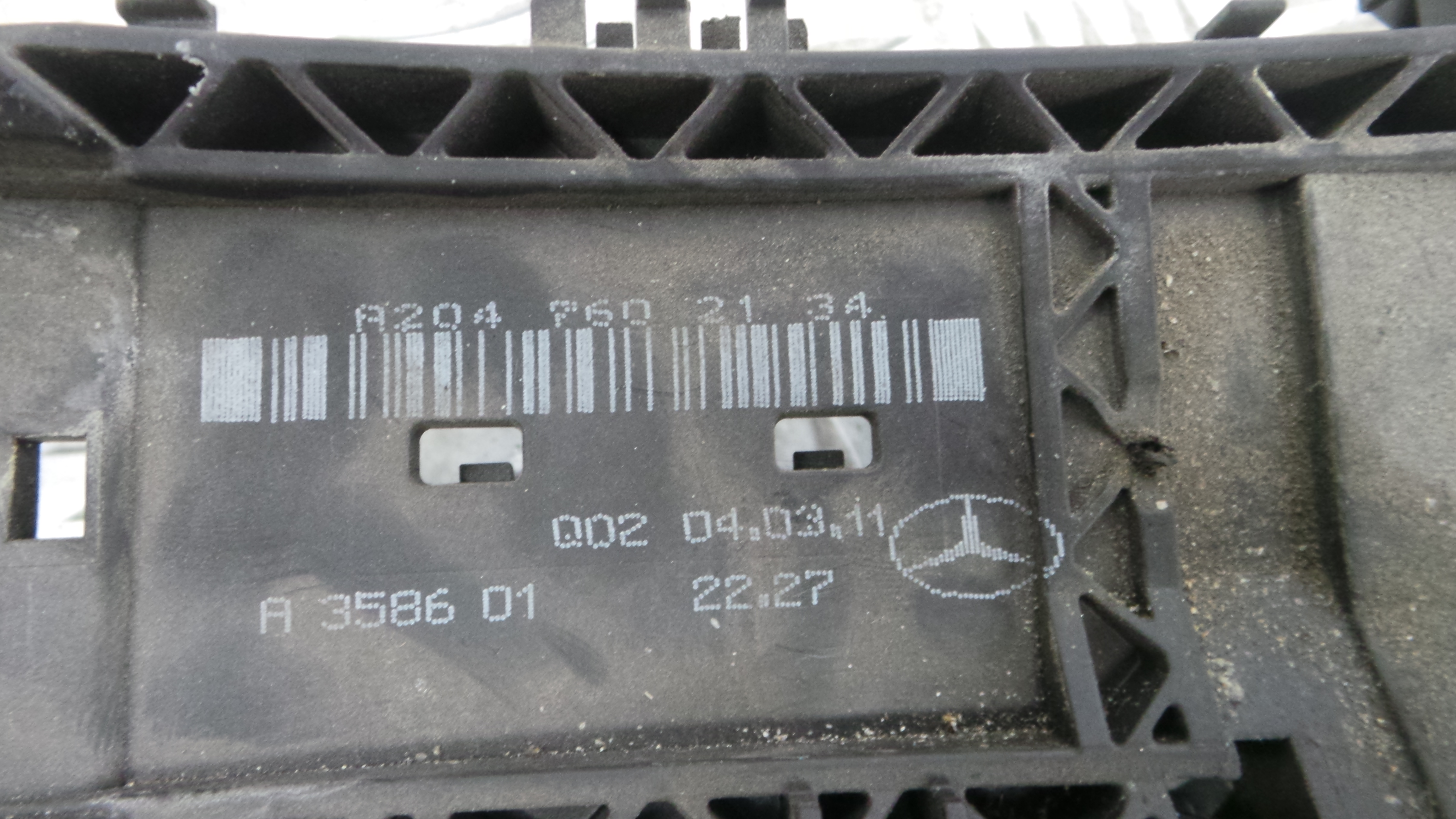 Fecho da Porta Trás Esq A2047331708 - MERCEDES-BENZ C-CLASS (W204)-33184821