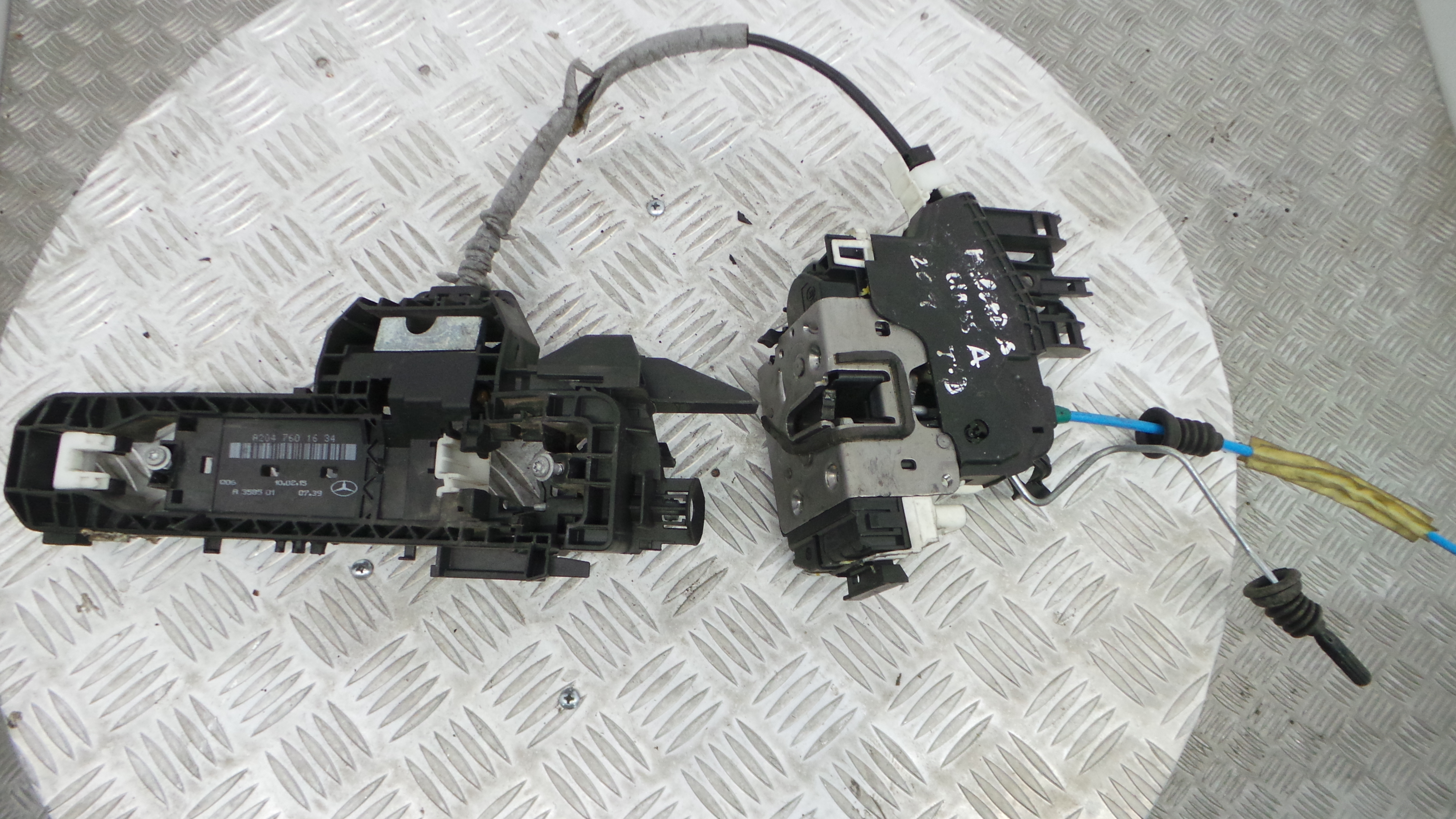 Fecho da Porta Trás Dto A2047302835 - MERCEDES-BENZ A-CLASS (W176)-33184826 Fecho da Porta Trás Dto A2047302835 - MERCEDES-BENZ A-CLASS (W176)-33184826