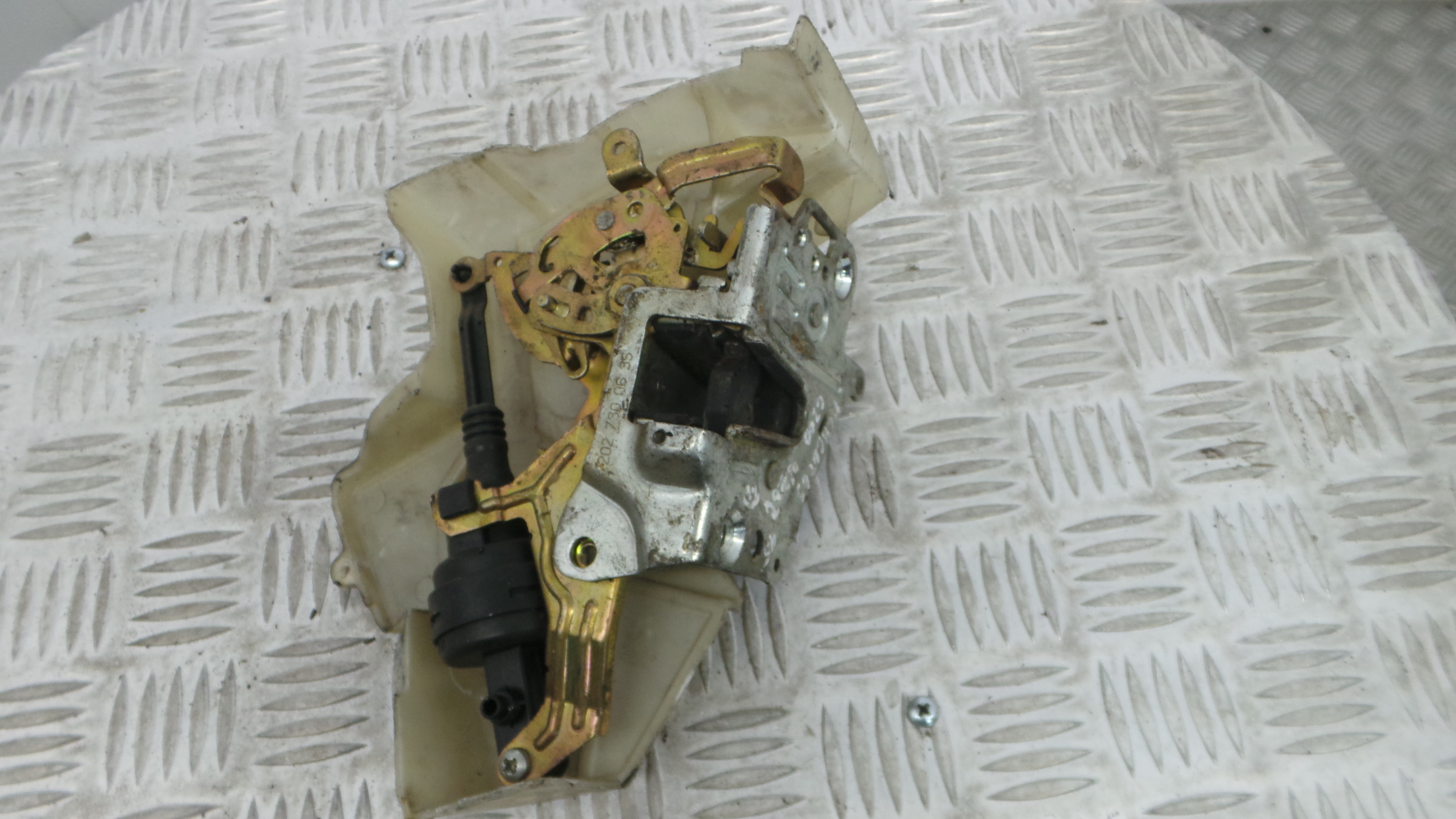 Fecho da Porta Trás Dto 2027300635 - MERCEDES-BENZ C-CLASS (W202)-33184834 Fecho da Porta Trás Dto 2027300635 - MERCEDES-BENZ C-CLASS (W202)-33184834