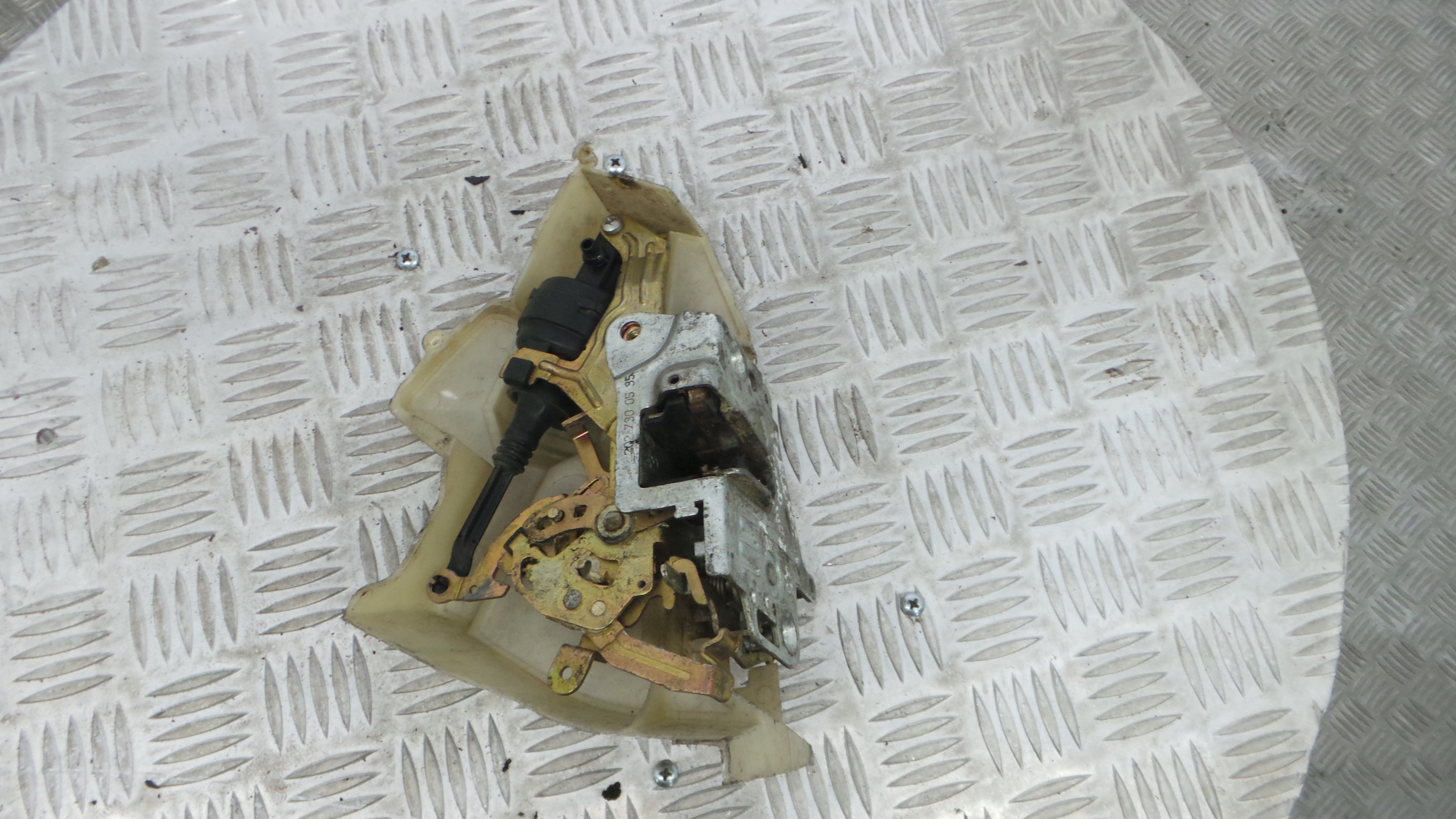 Fecho da Porta Frente Esq 2027300535 - MERCEDES-BENZ C-CLASS (W202)-33184839