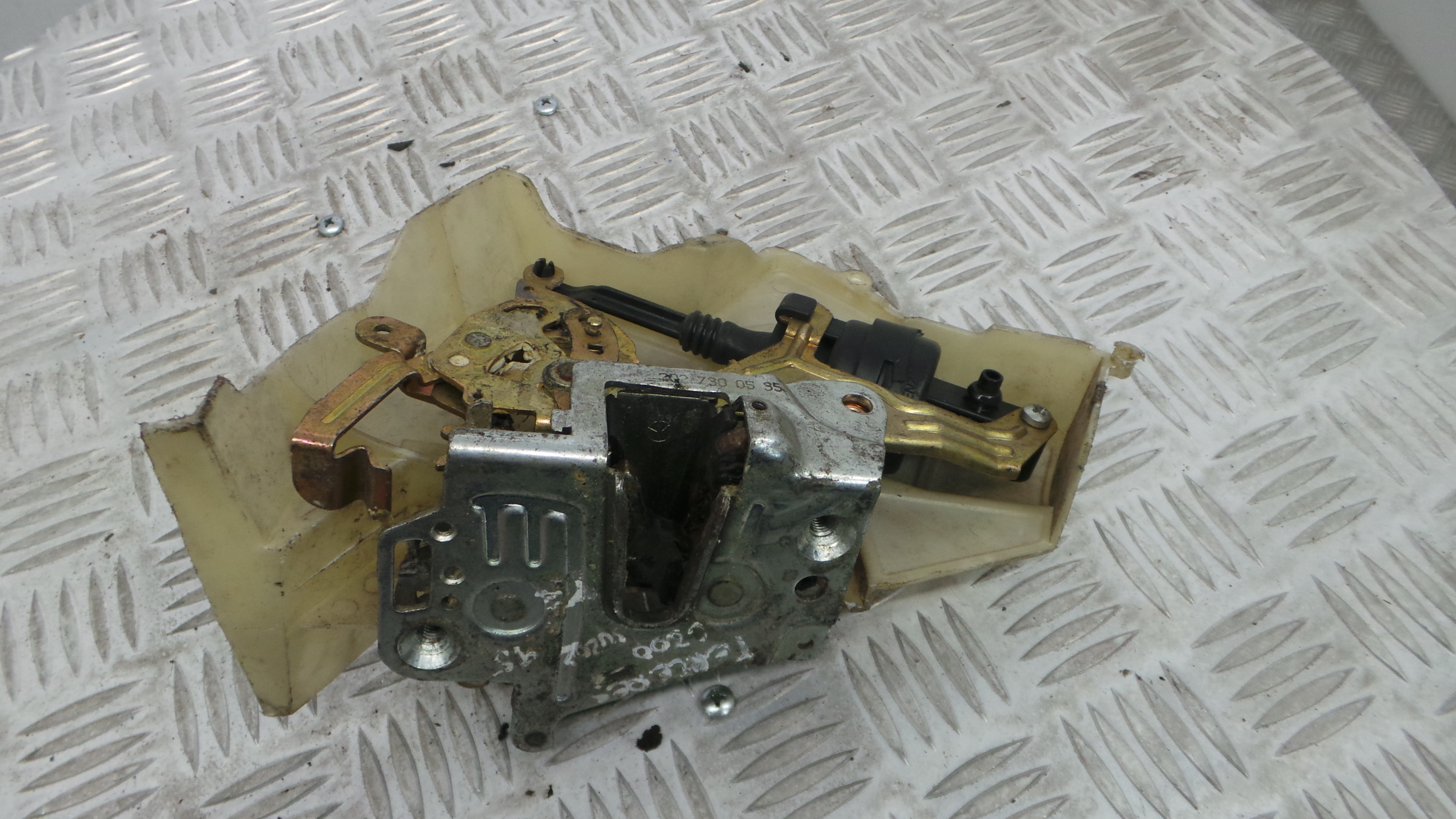 Fecho da Porta Frente Esq 2027300535 - MERCEDES-BENZ C-CLASS (W202)-33184839