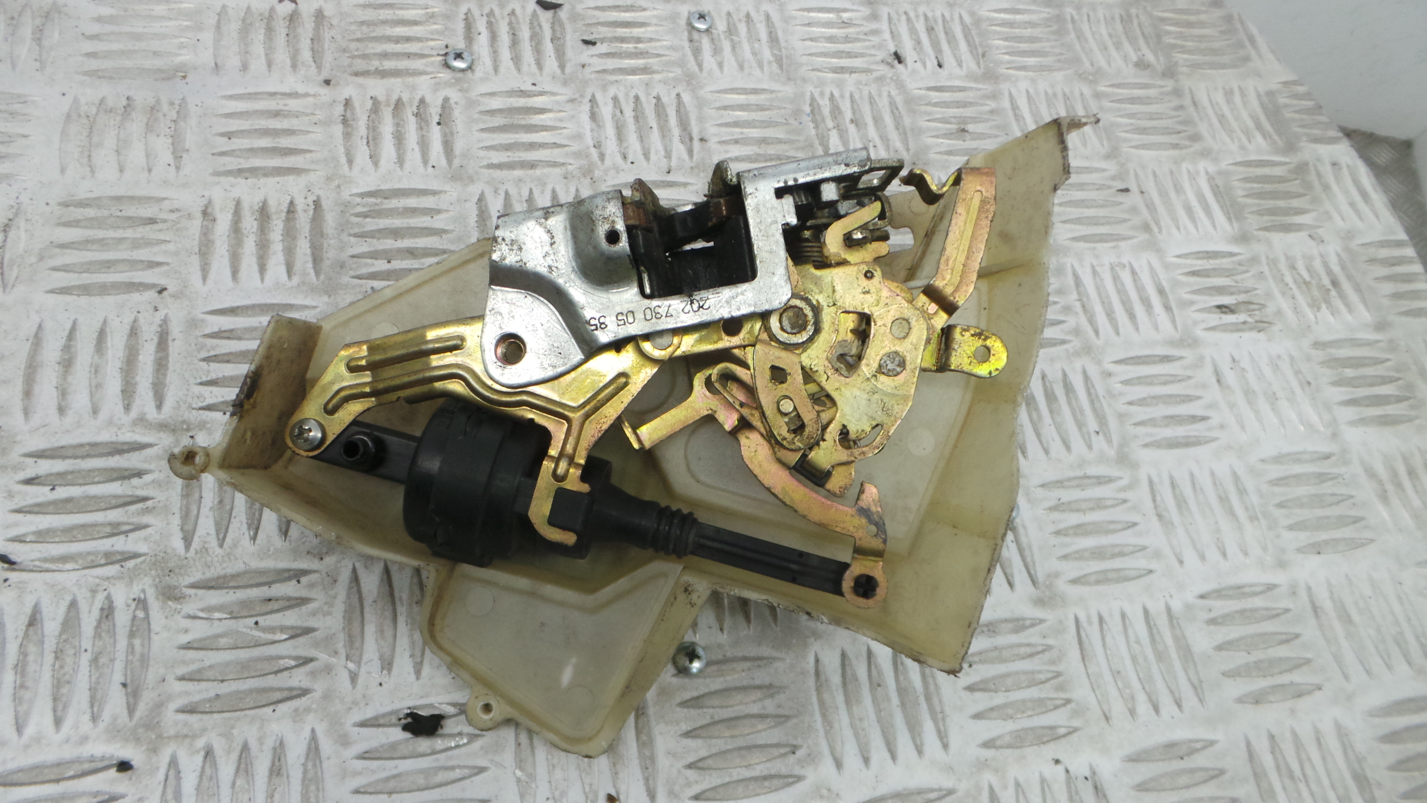 Fecho da Porta Frente Esq 2027300535 - MERCEDES-BENZ C-CLASS (W202)-33184839