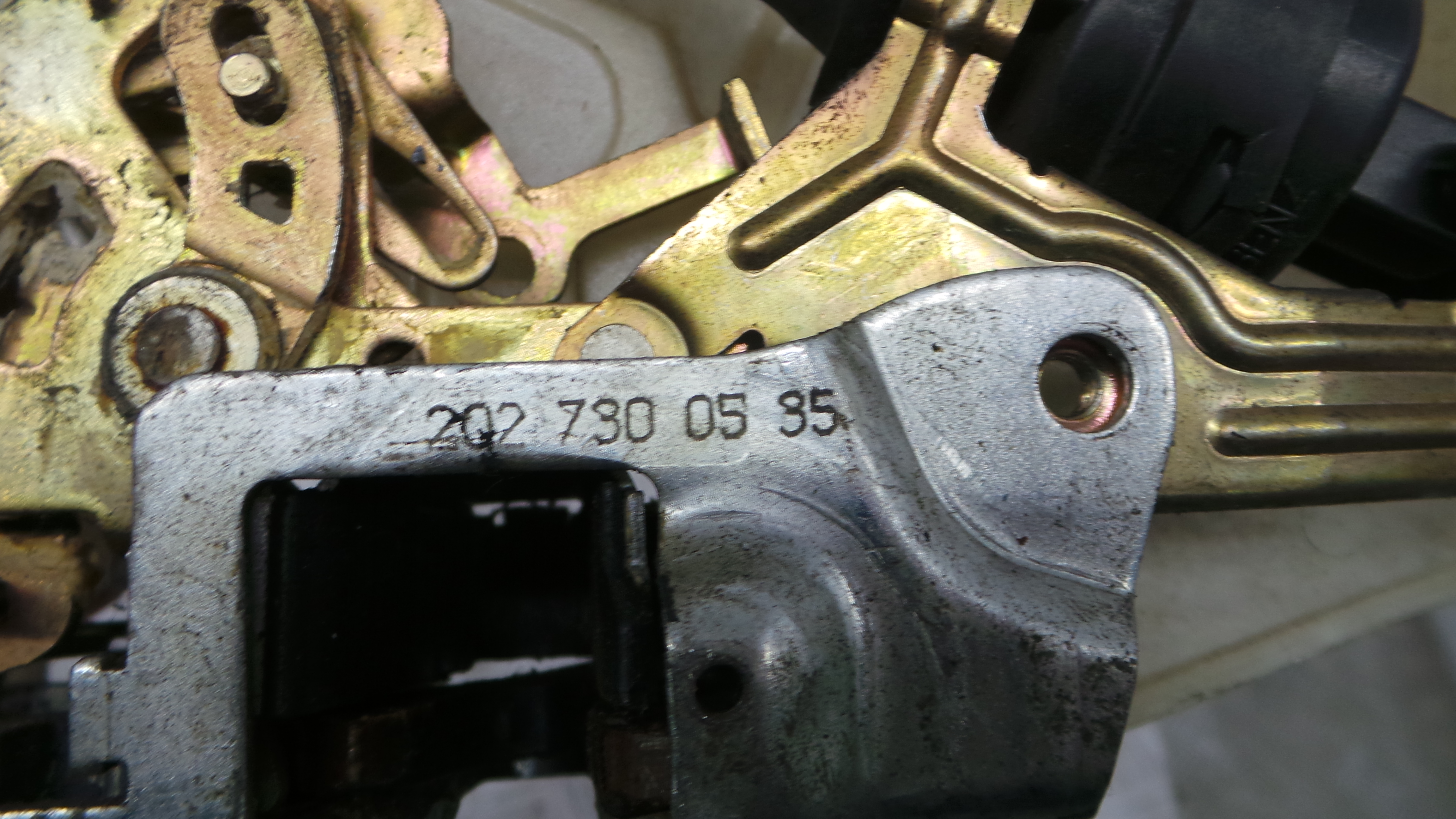 Fecho da Porta Frente Esq 2027300535 - MERCEDES-BENZ C-CLASS (W202)-33184839