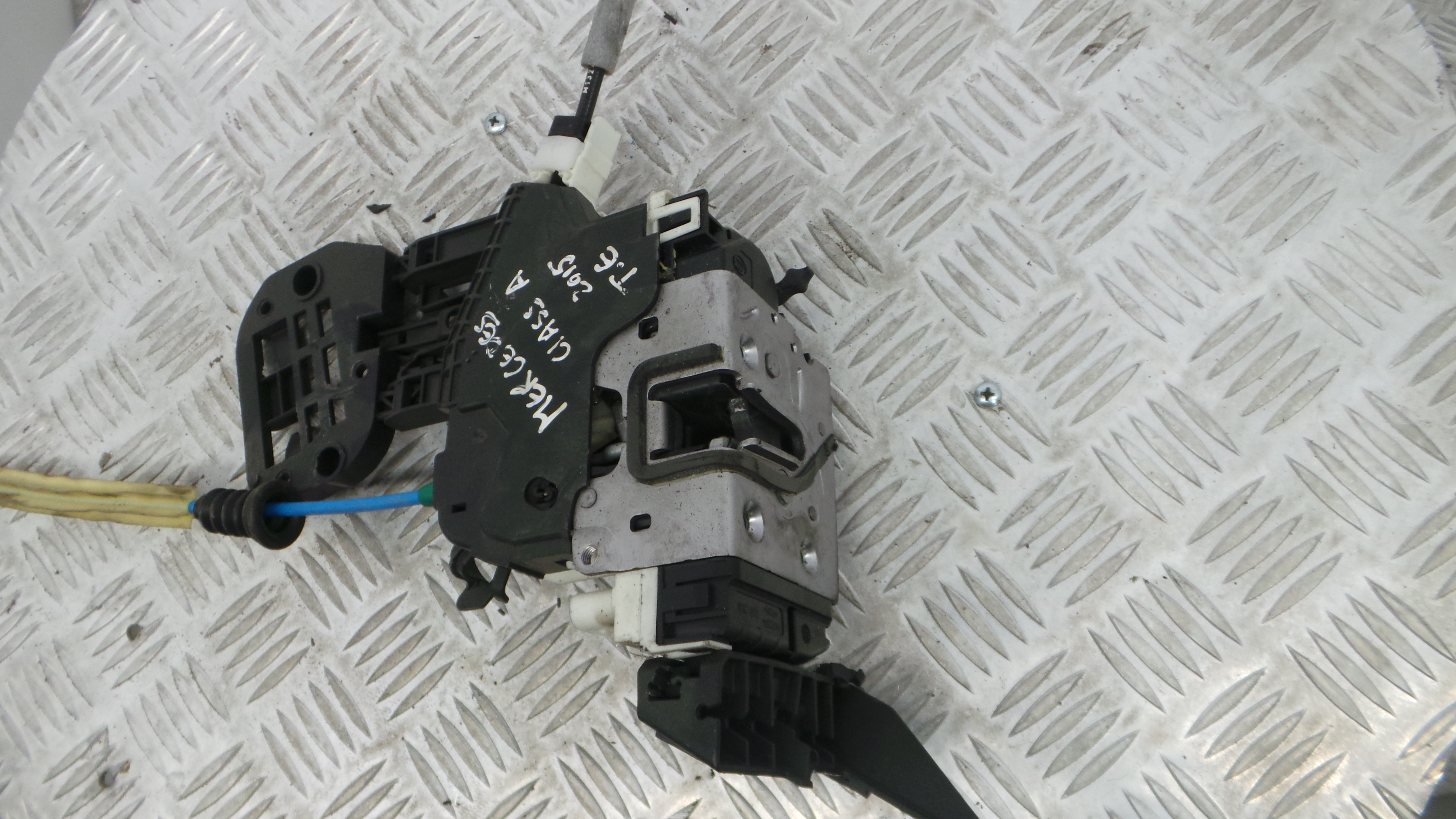 Fecho da Porta Trás Esq A2047302735 - MERCEDES-BENZ A-CLASS (W176)-33184851 Fecho da Porta Trás Esq A2047302735 - MERCEDES-BENZ A-CLASS (W176)-33184851