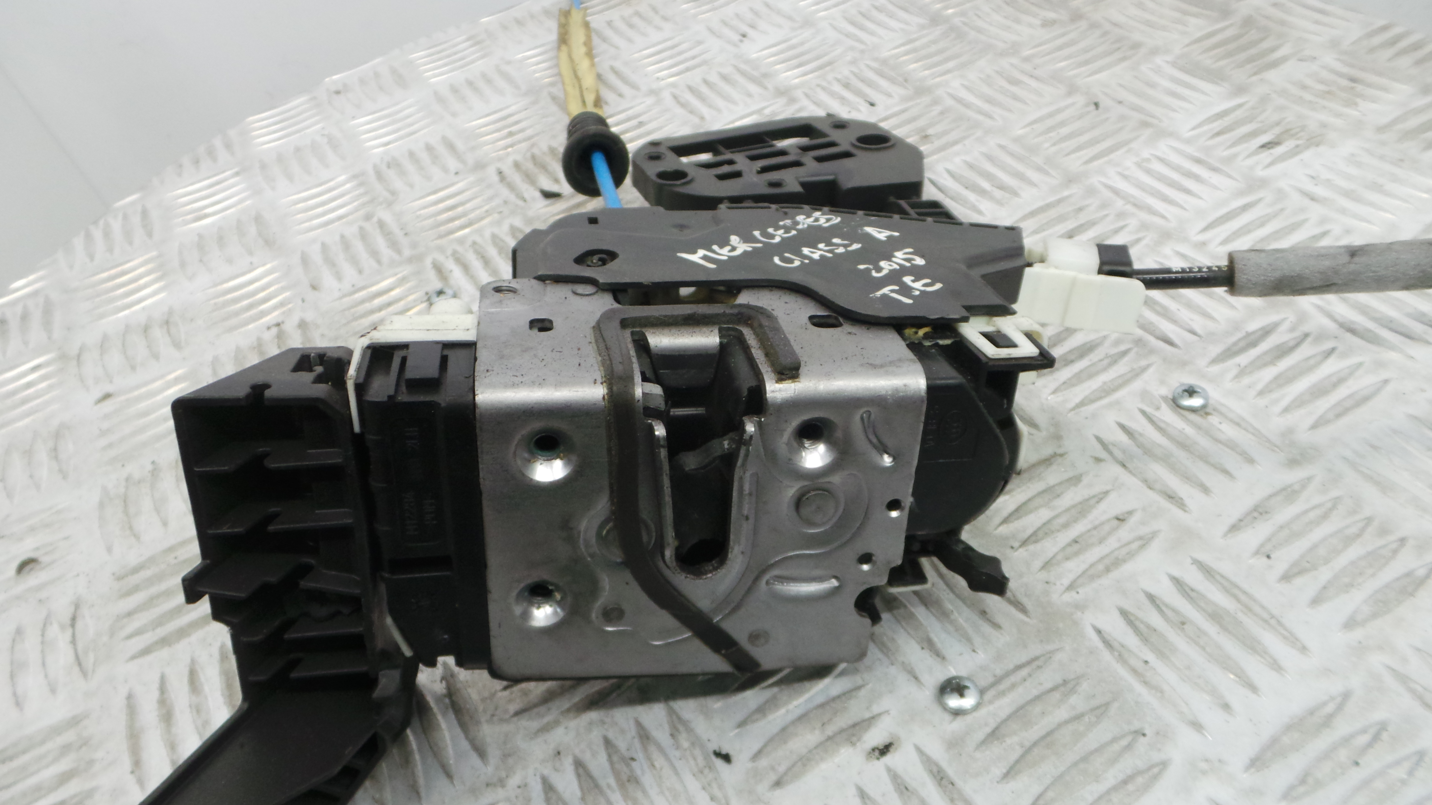 Fecho da Porta Trás Esq A2047302735 - MERCEDES-BENZ A-CLASS (W176)-33184851