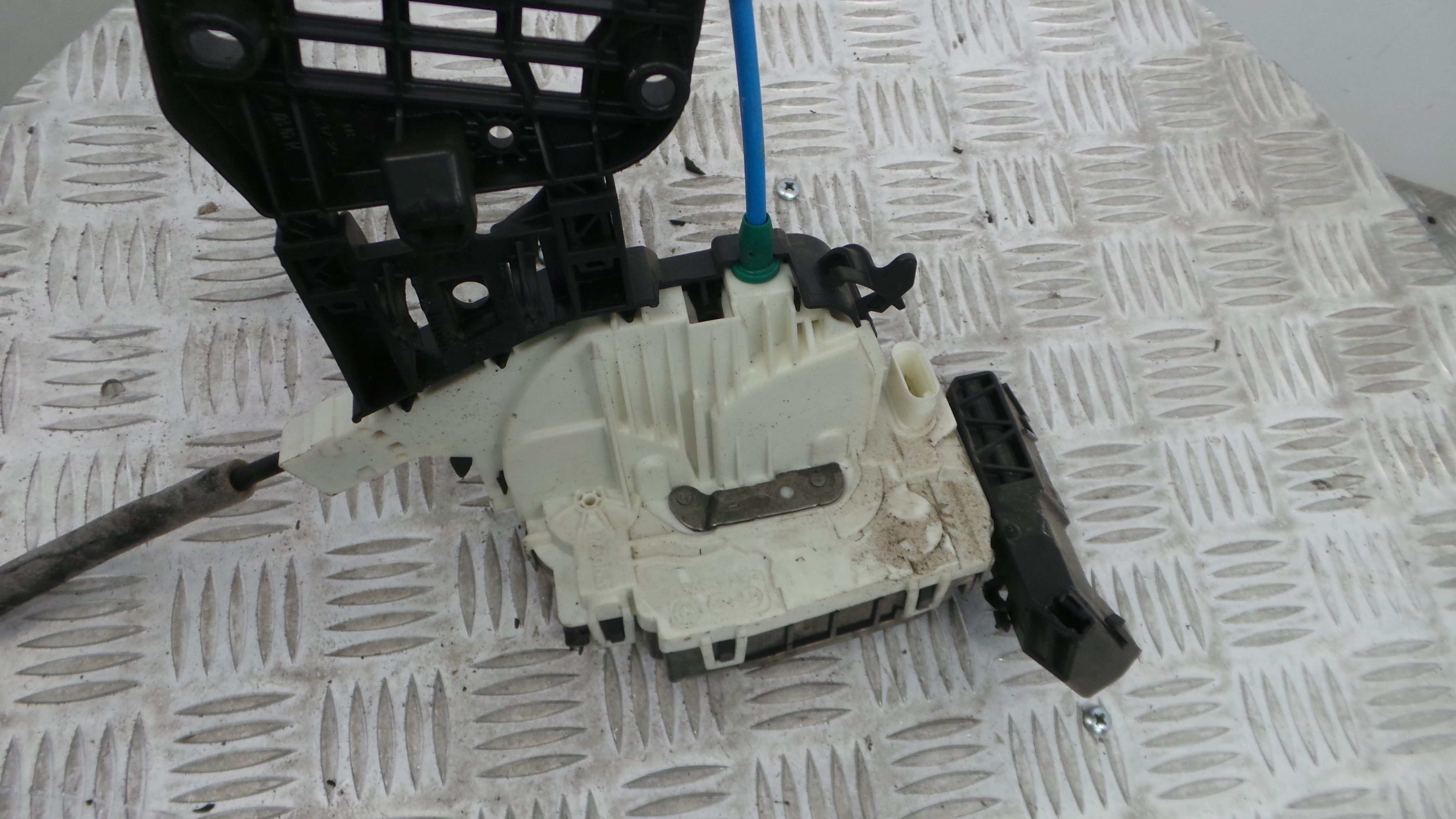 Fecho da Porta Trás Esq A2047302735 - MERCEDES-BENZ A-CLASS (W176)-33184851