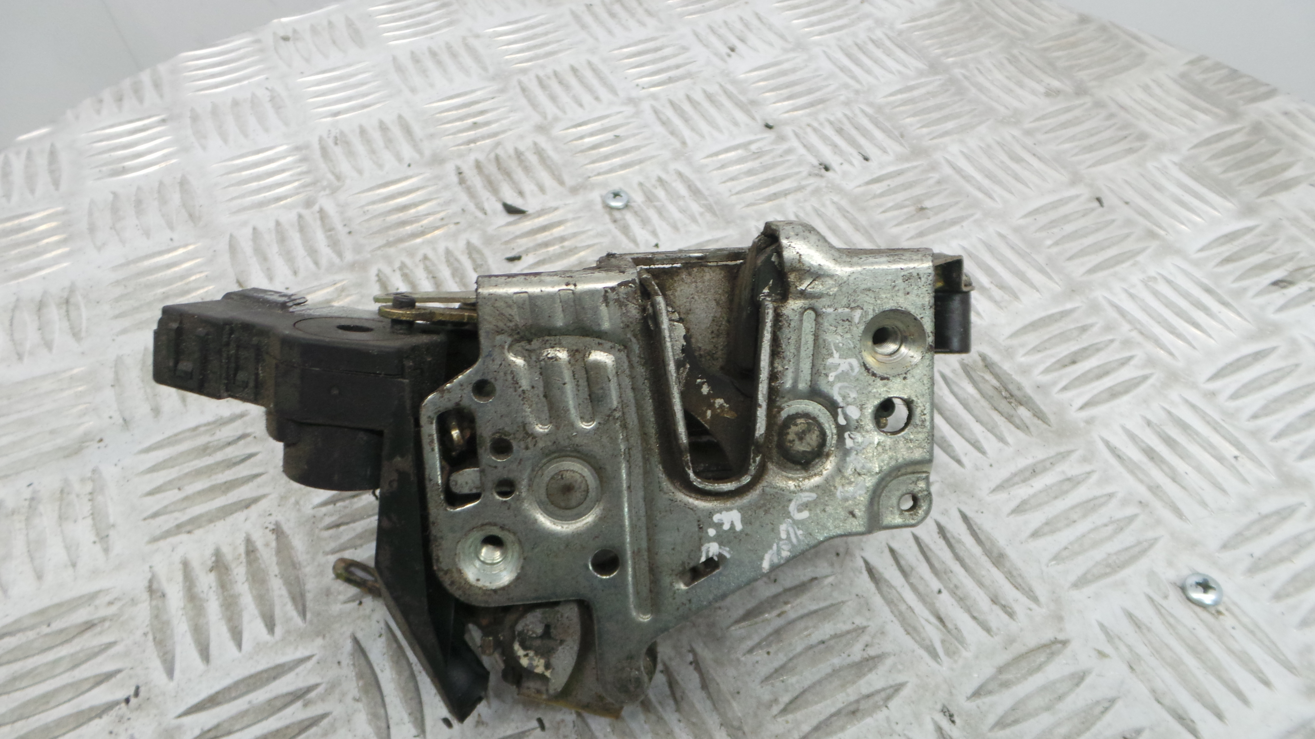 Fecho da Porta Frente Esq 2028200309 - MERCEDES-BENZ C-CLASS (W202)-33184856