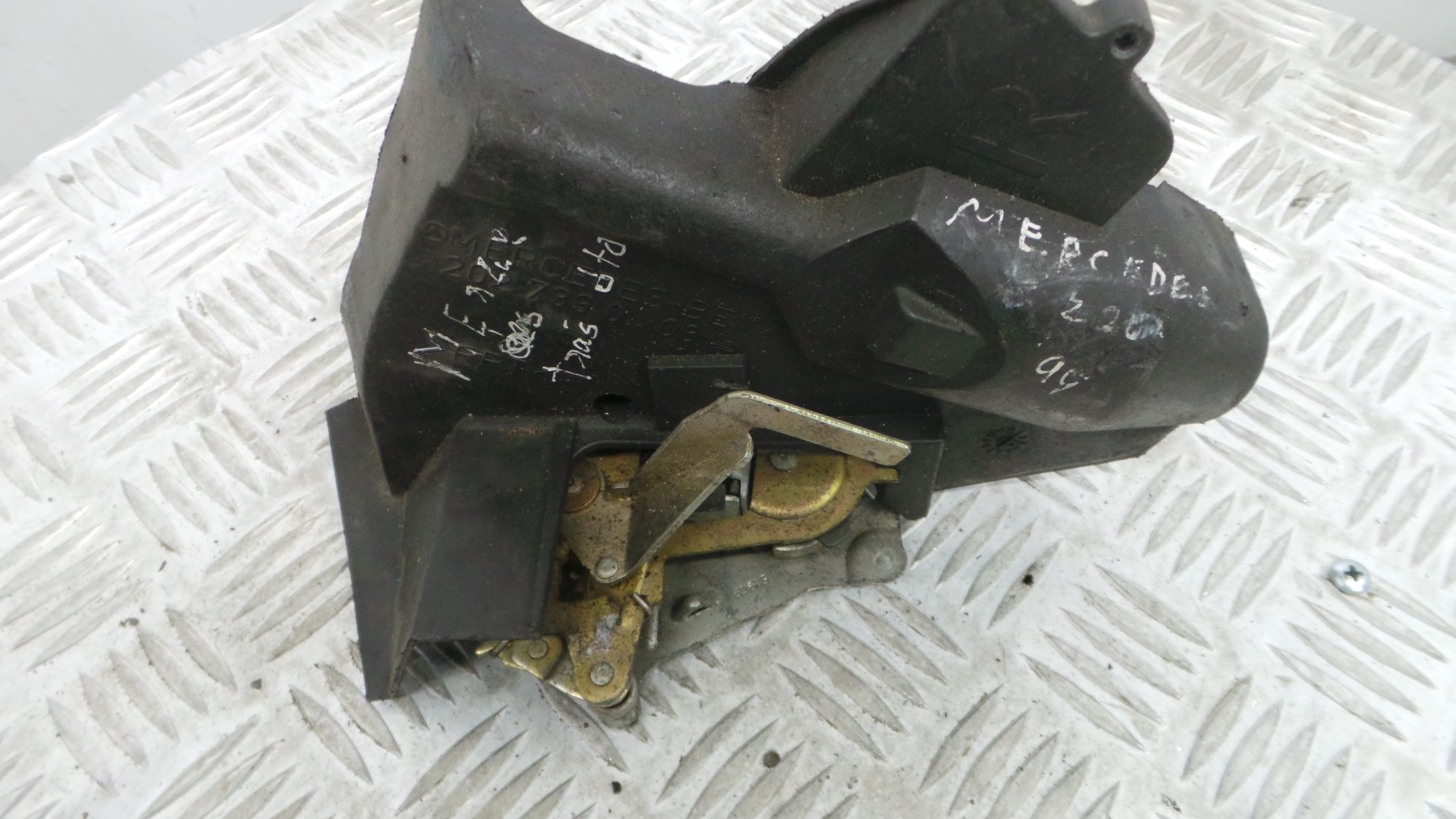 Fecho da Porta Trás Dto 2027300635 - MERCEDES-BENZ C-CLASS (W202)-33184861