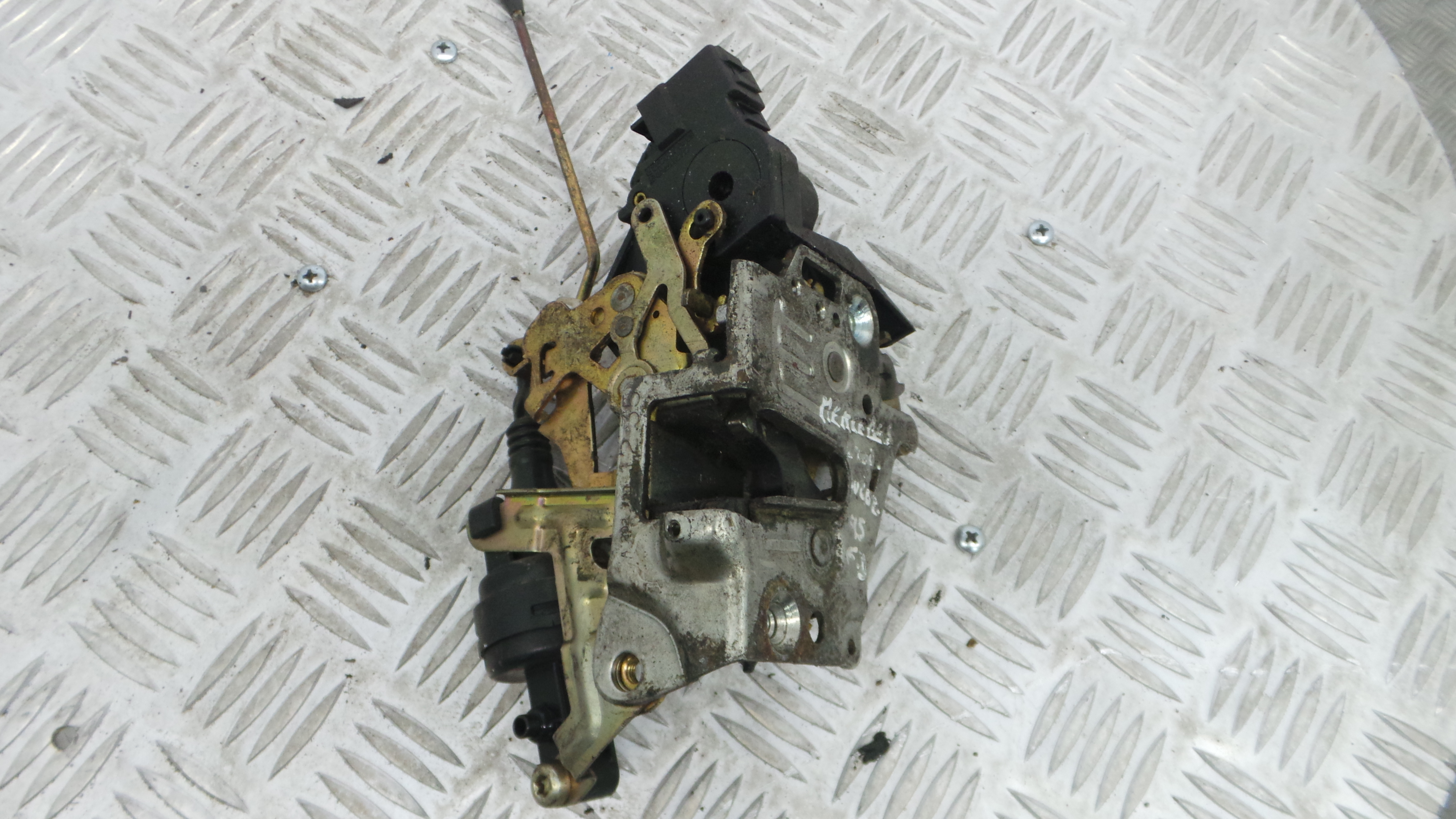 Fecho da Porta Frente Dto A2027201235 - MERCEDES-BENZ C-CLASS (W202)-33184867 Fecho da Porta Frente Dto A2027201235 - MERCEDES-BENZ C-CLASS (W202)-33184867