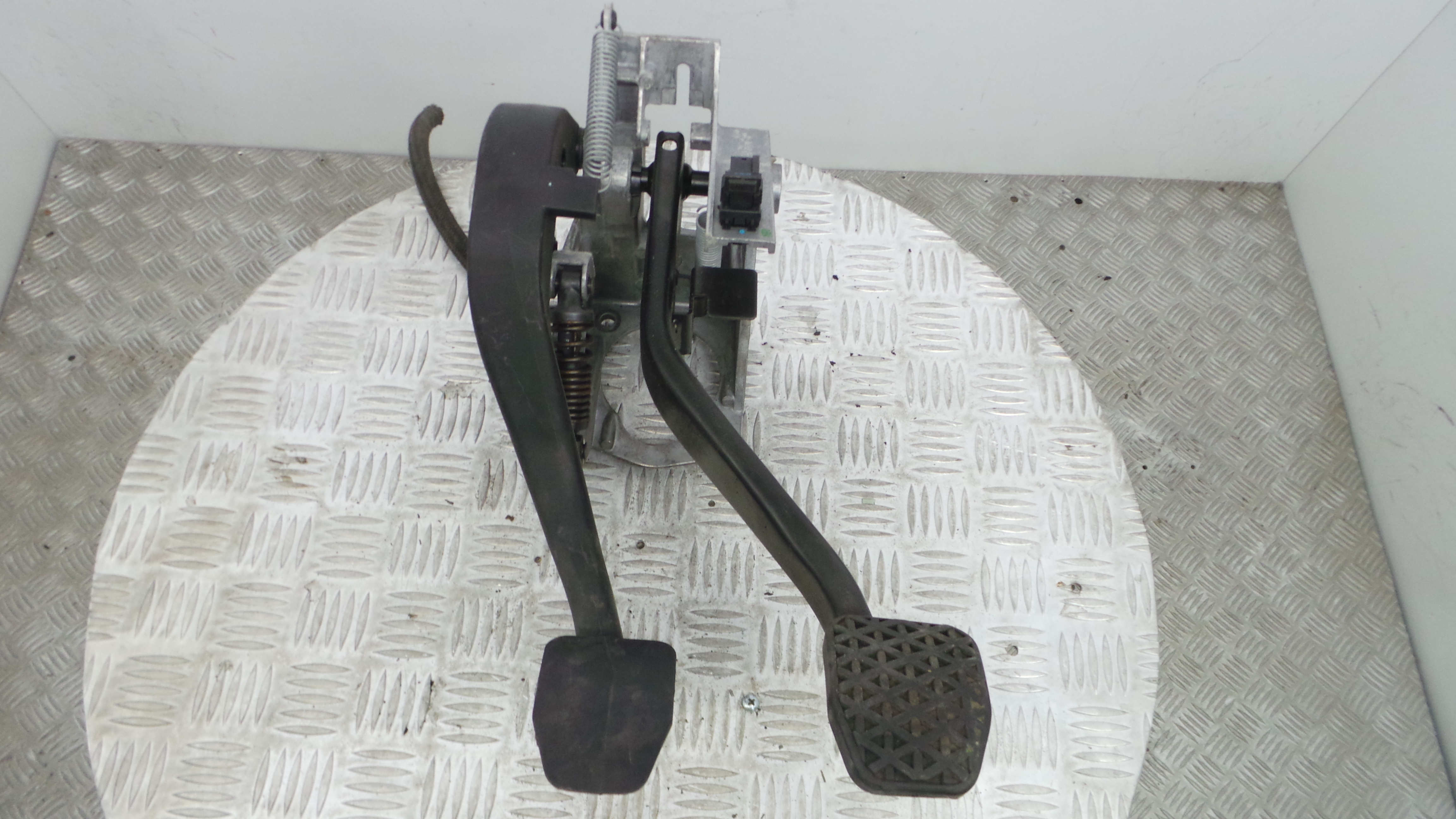 Pedal do Travão 35.00-2283725 - BMW 1 (E87)-33185761 Pedal do Travão 35.00-2283725 - BMW 1 (E87)-33185761