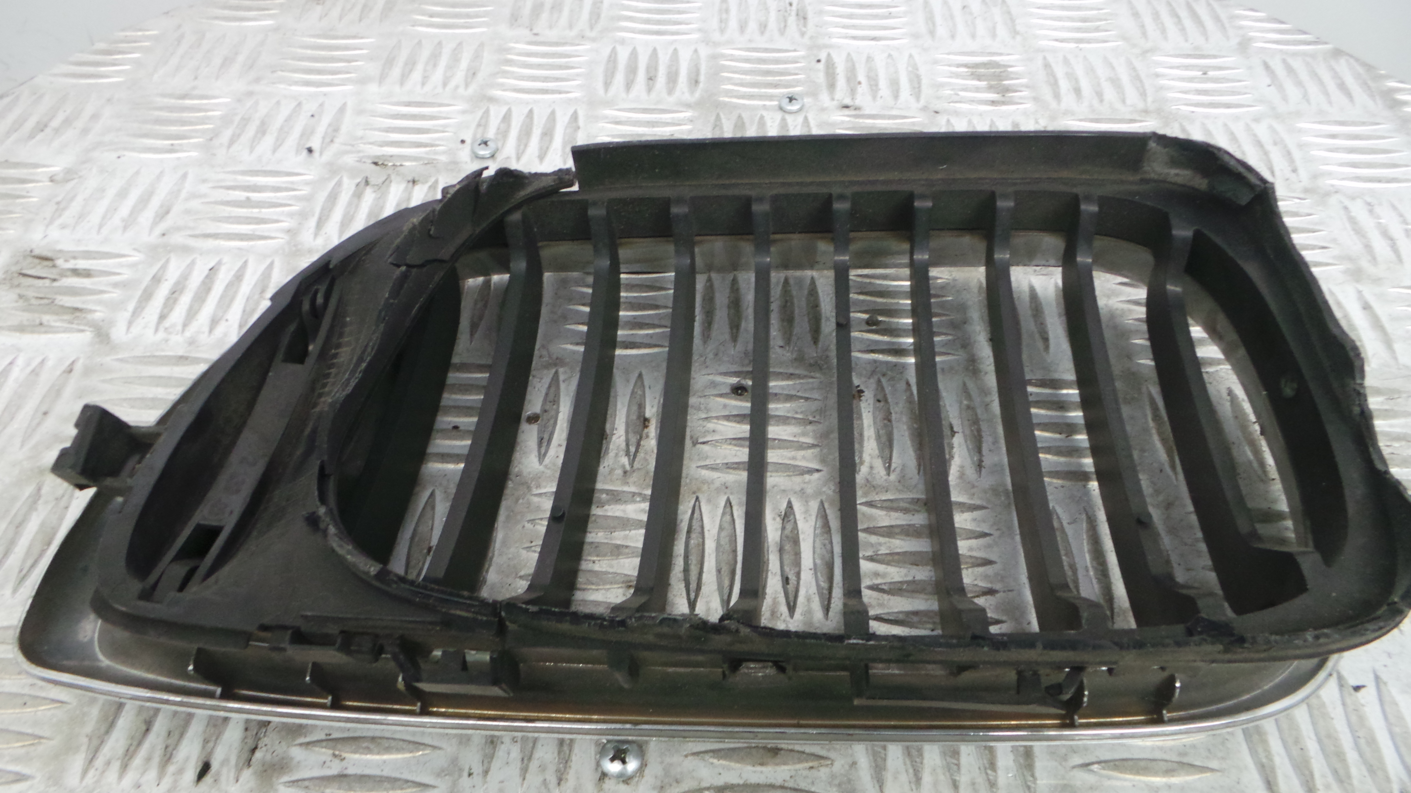Grelha da Frente 51.13-70305500 - BMW 3 (E46)-33189717