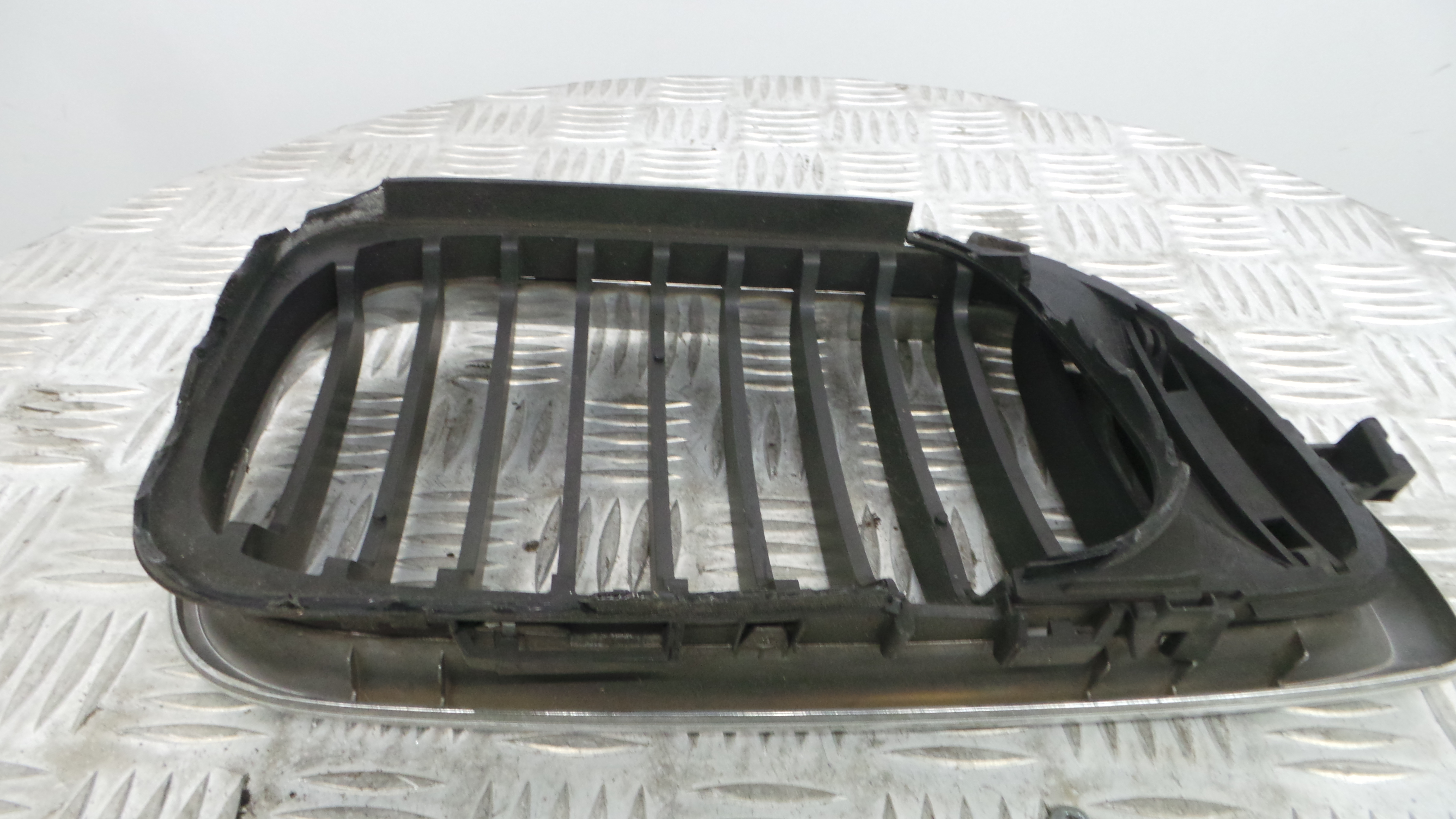 Grelha da Frente 51.13-70305490 - BMW 3 (E46)-33189720