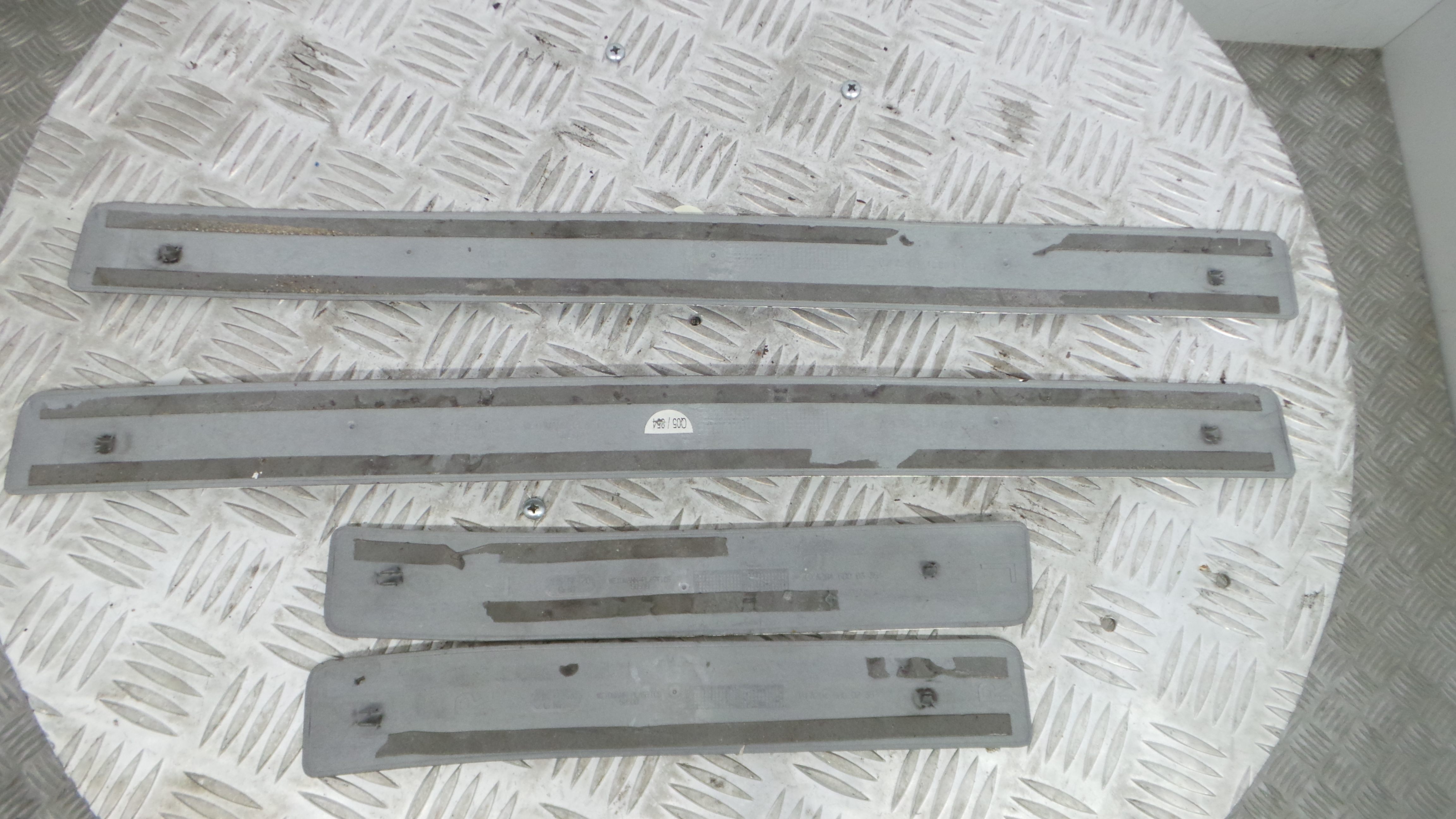 Soleira Da Porta A2046800135 - MERCEDES-BENZ C-CLASS (W204)-33189759