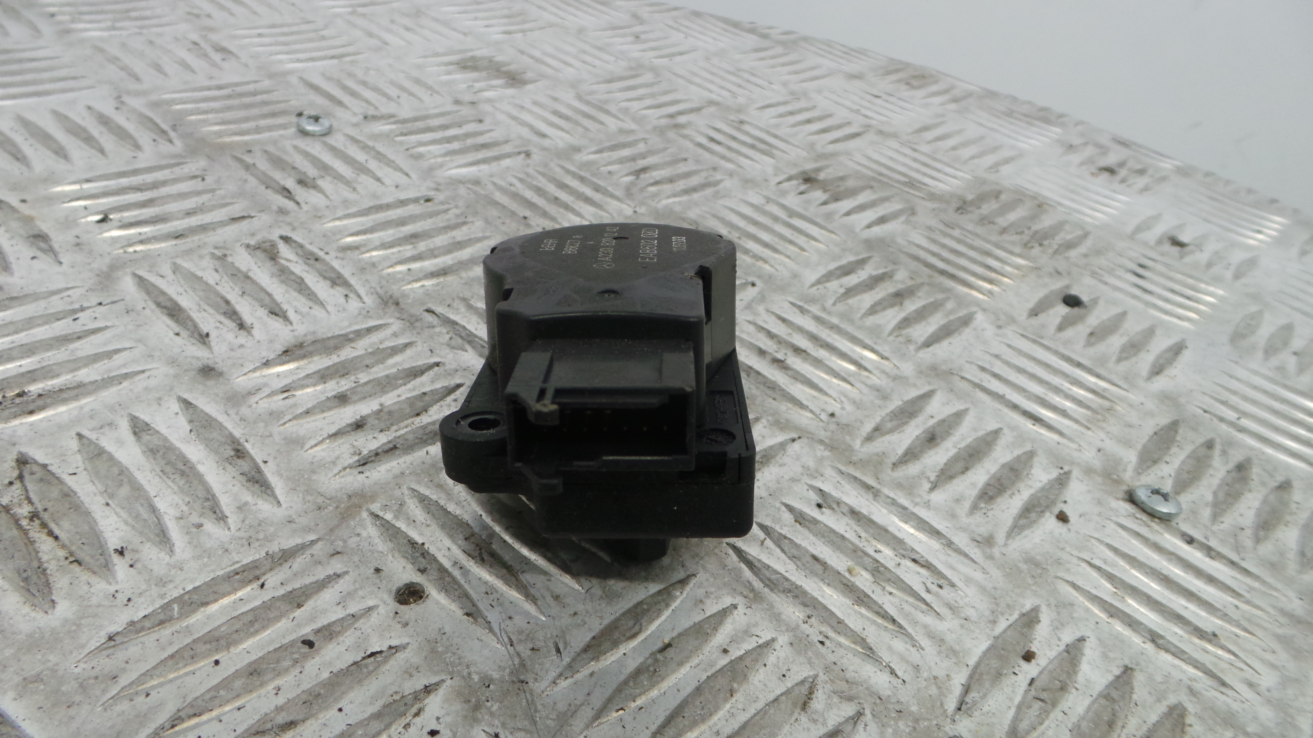 Atuador do Circuito de Ar A2308201242 - MERCEDES-BENZ E-CLASS (W211)-33192538