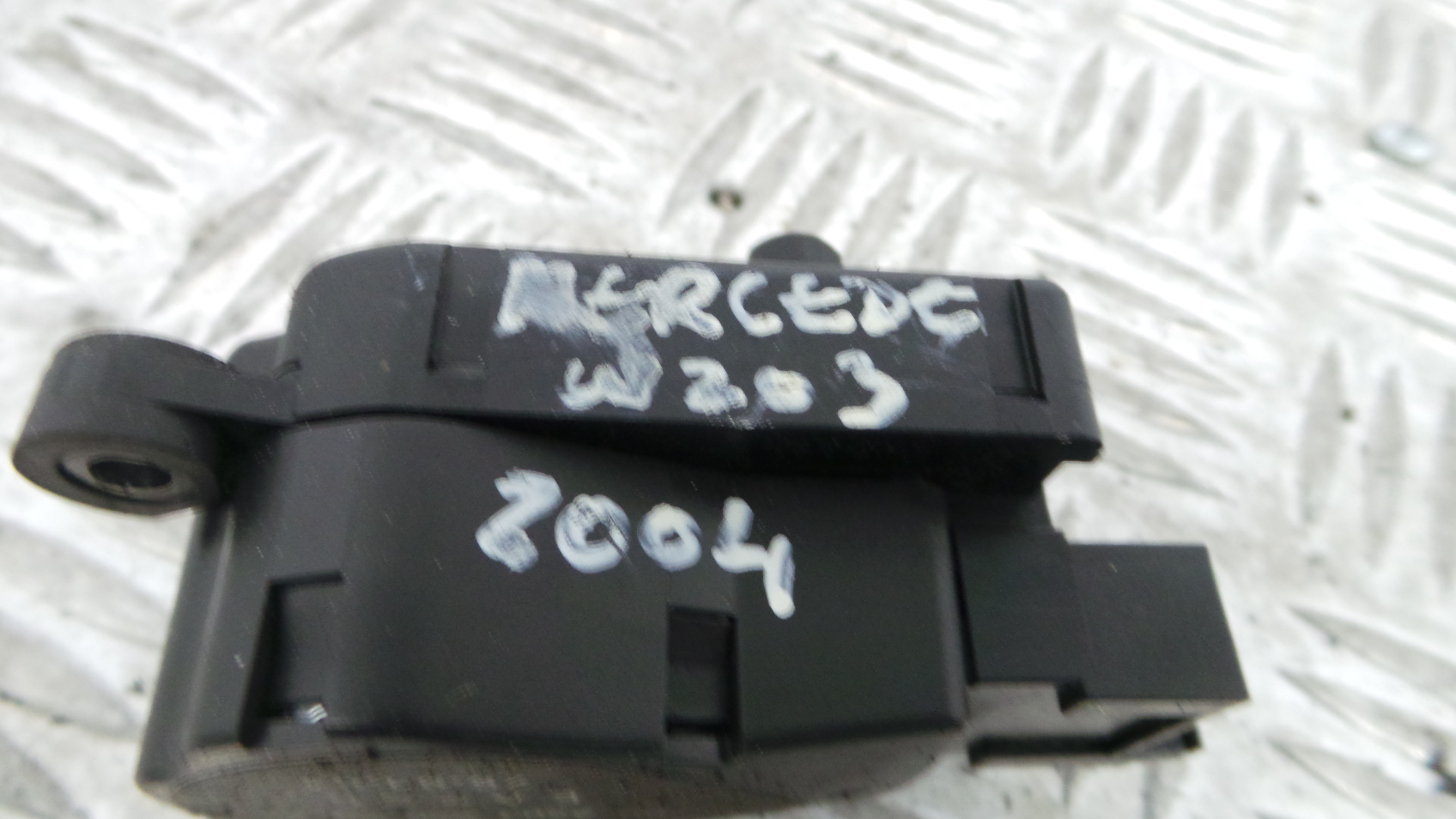 Atuador do Circuito de Ar  A2038201642 - MERCEDES-BENZ C-CLASS (W203)-33192602