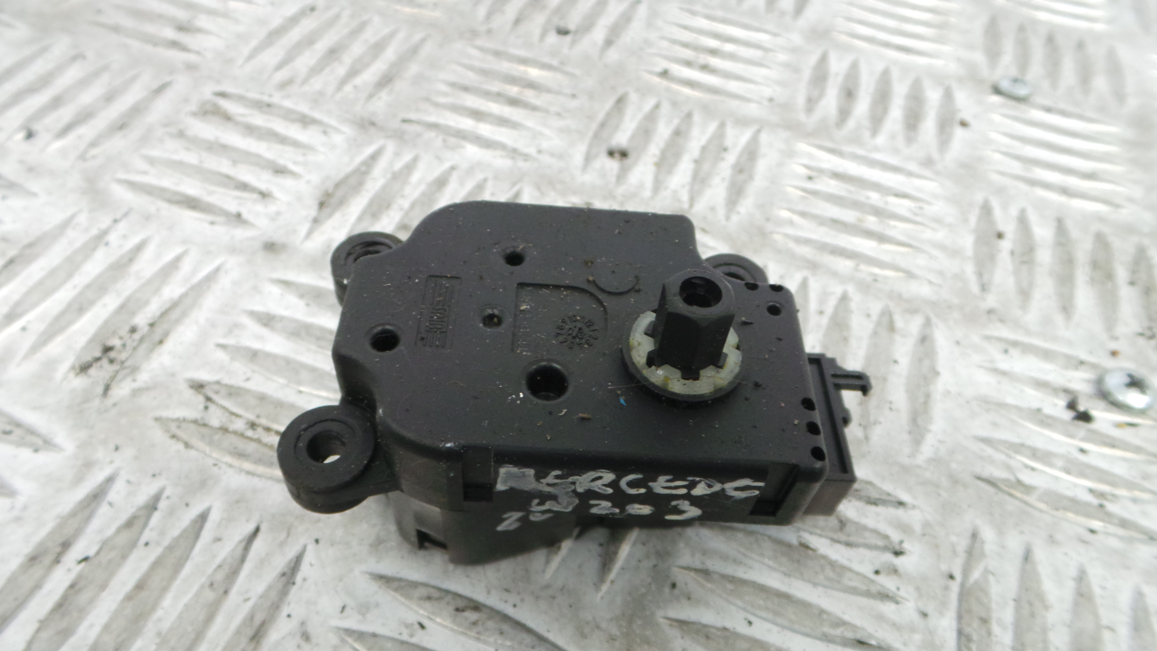 Atuador do Circuito de Ar  A2038201642 - MERCEDES-BENZ C-CLASS (W203)-33192602