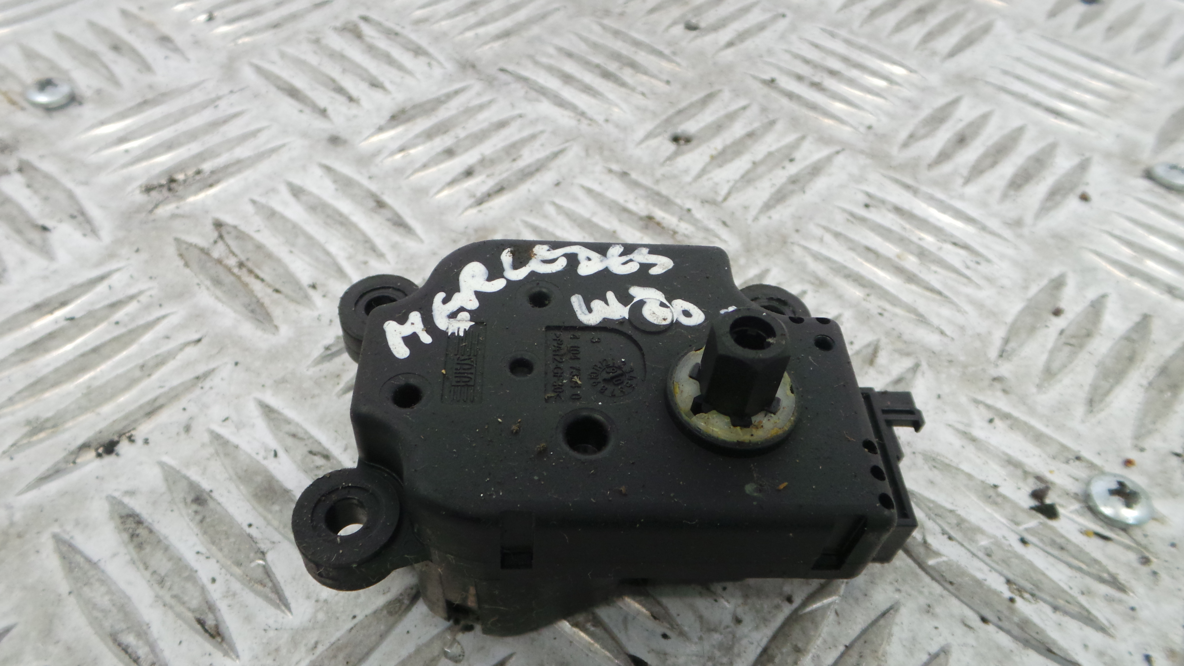 Atuador do Circuito de Ar  A2308201642 - MERCEDES-BENZ C-CLASS (W203)-33192606