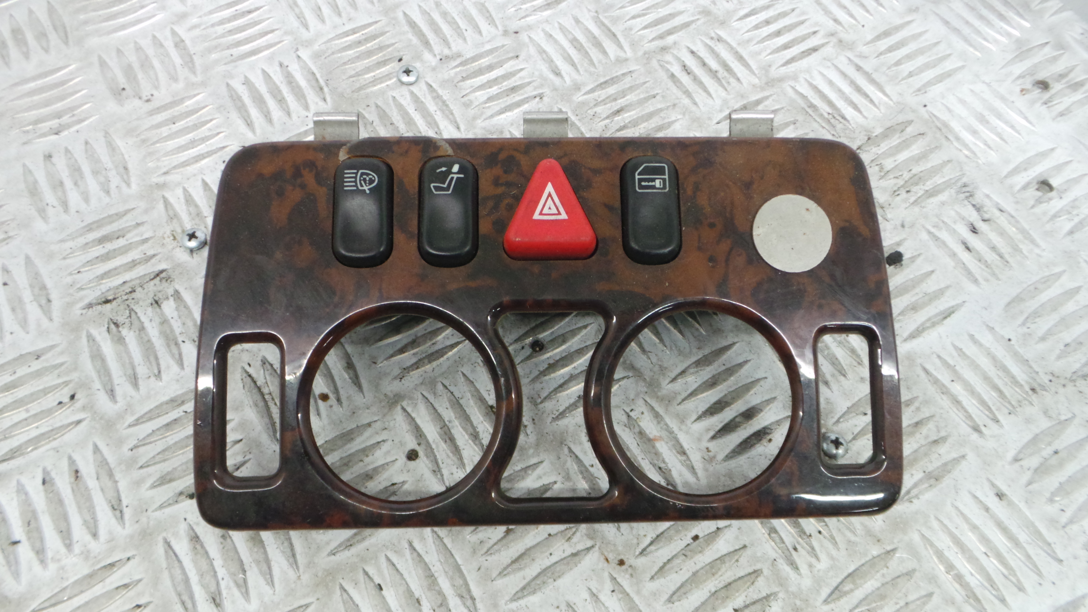 Consola central Tablier 2086801736 - MERCEDES-BENZ CLK (C208)-33193510 Consola central Tablier 2086801736 - MERCEDES-BENZ CLK (C208)-33193510