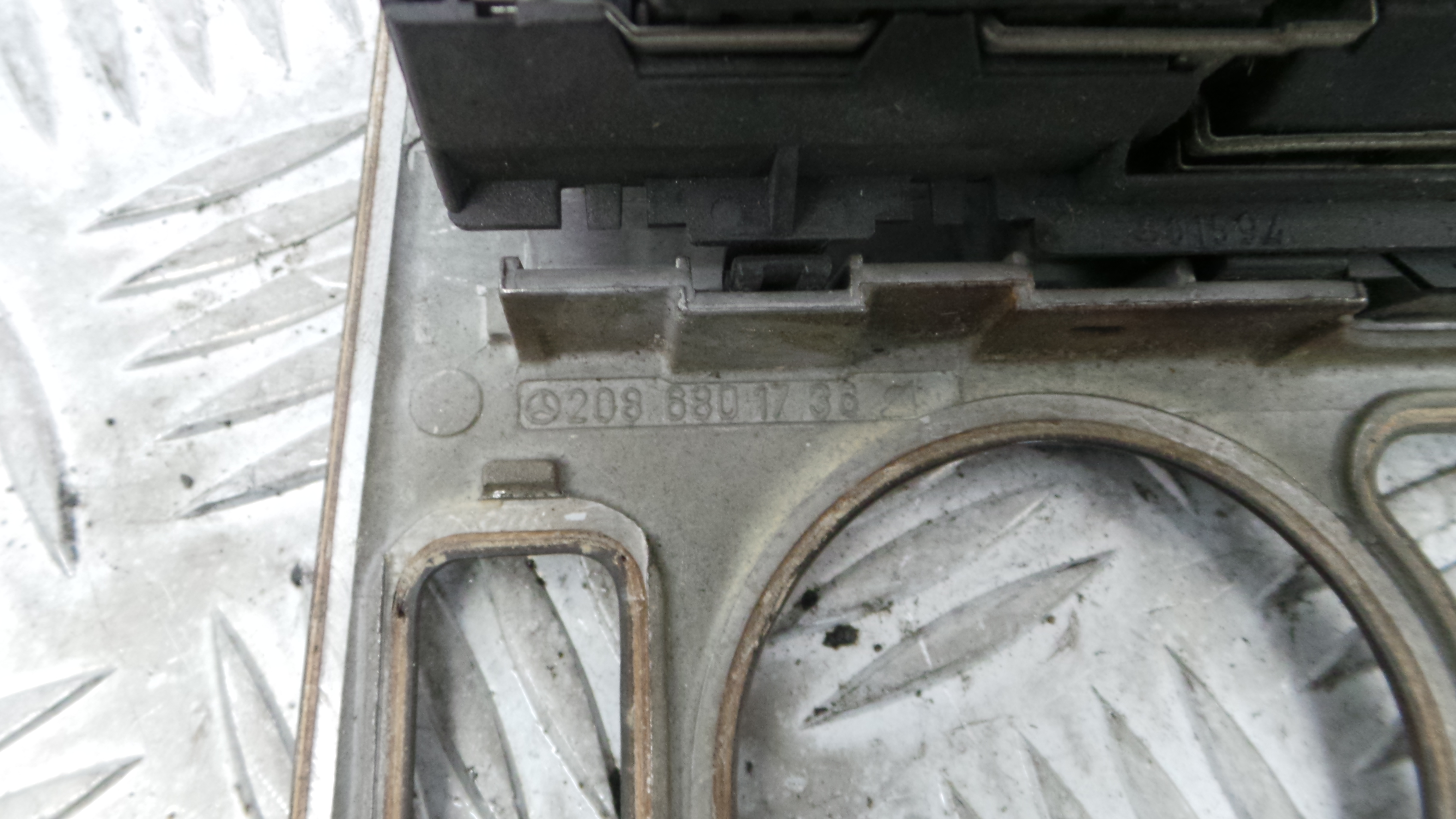 Consola central Tablier 2086801736 - MERCEDES-BENZ CLK (C208)-33193510