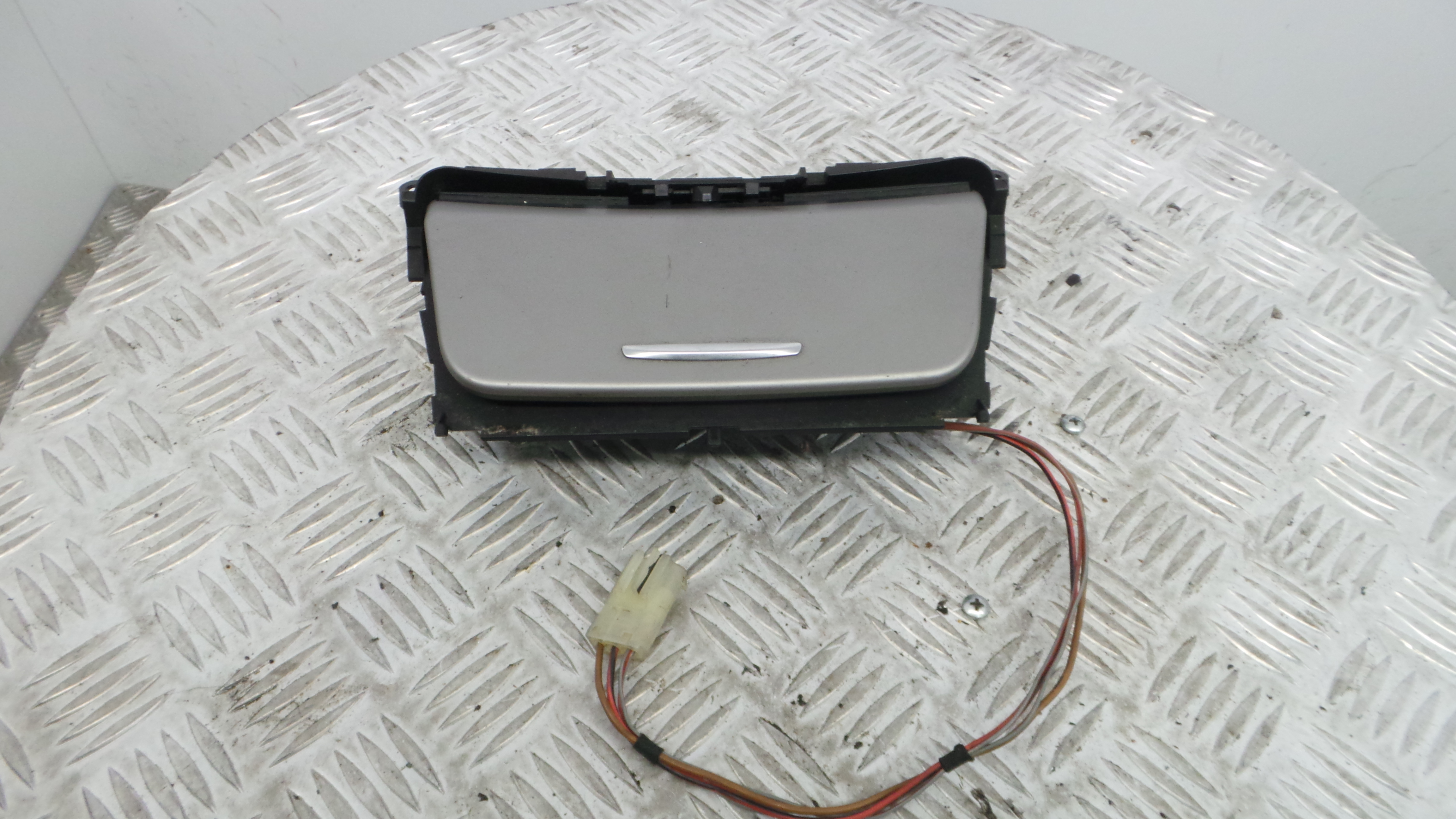 Cinzeiro 7078571-08 - BMW 1 (E87)-33193581